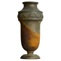 Wunderbar patinierte Art Deco Vase aus Metall