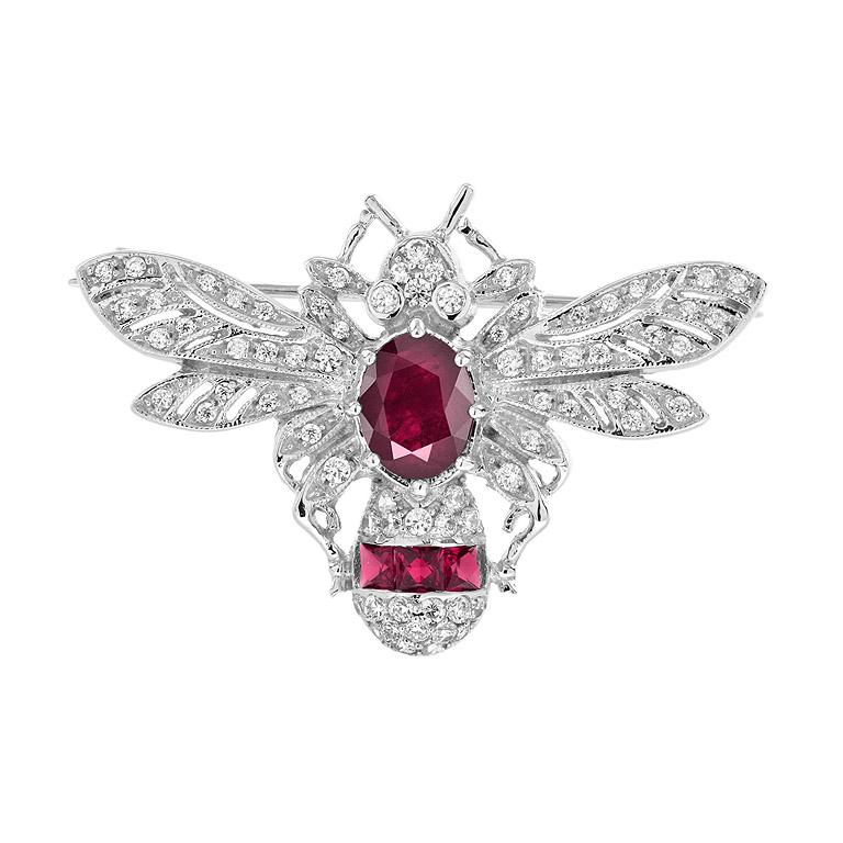 This brooch is bejeweled in vibrant tone of ruby and brilliant diamond in an white gold setting. Embellish your outfit with a sweetly significant bee motif.
Information
Metal: 14K White Gold
Width: 43 mm.
Length: 30 mm.
Weight: 9.2 g. (approx. in
