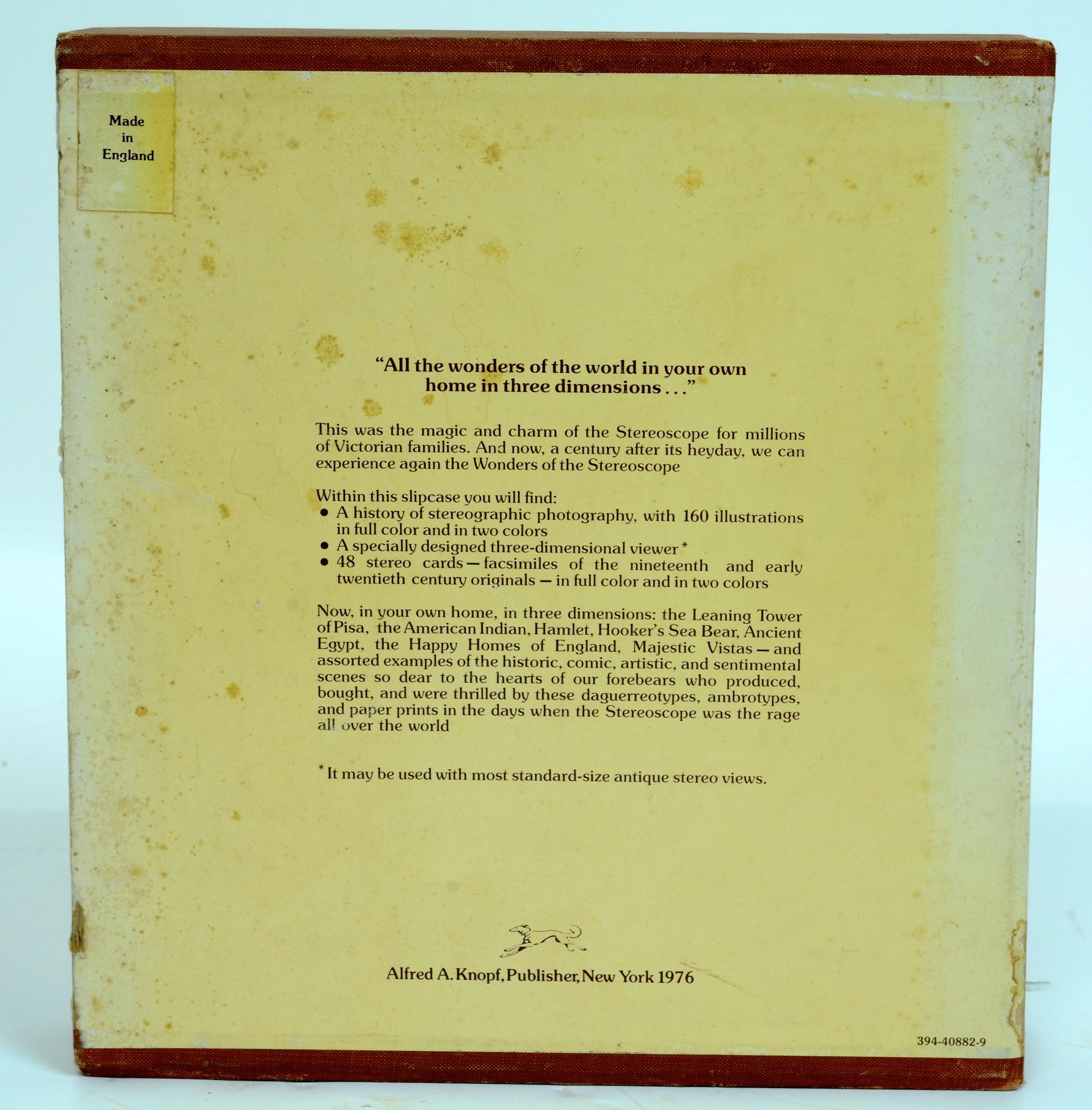 Les merveilles du stéréoscope, par John Jones. Afred A. Knopf, New York, 1976. 1ère édition sous couverture rigide avec étui d'origine contenant deux volumes avec visionneuse stéréoscopique et 48 cartes stéréo. Le volume 1 retrace l'histoire du