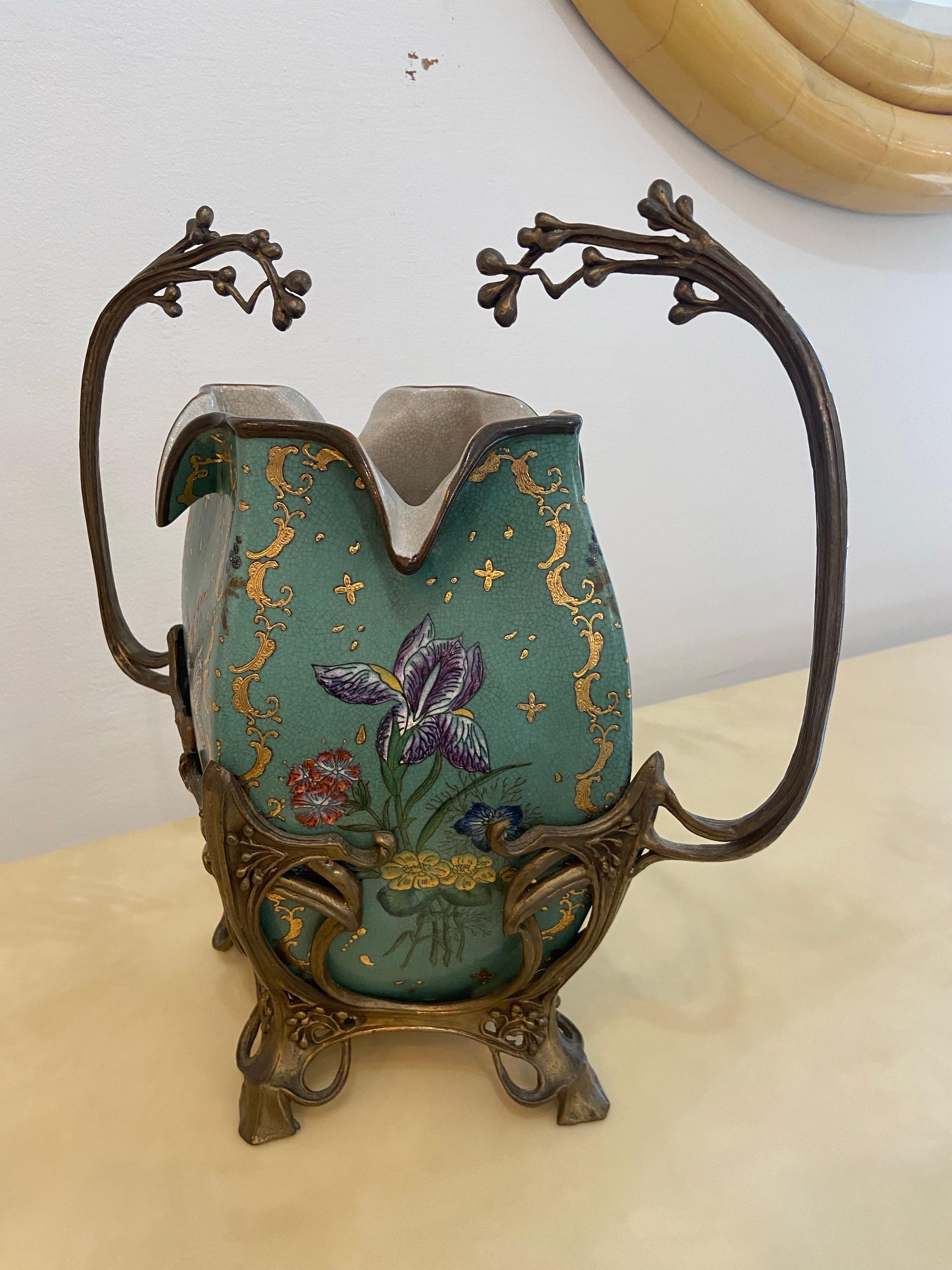 Americano Vaso Wong Lee in stile Art Nouveau con motivo floreale e manici in bronzo in vendita