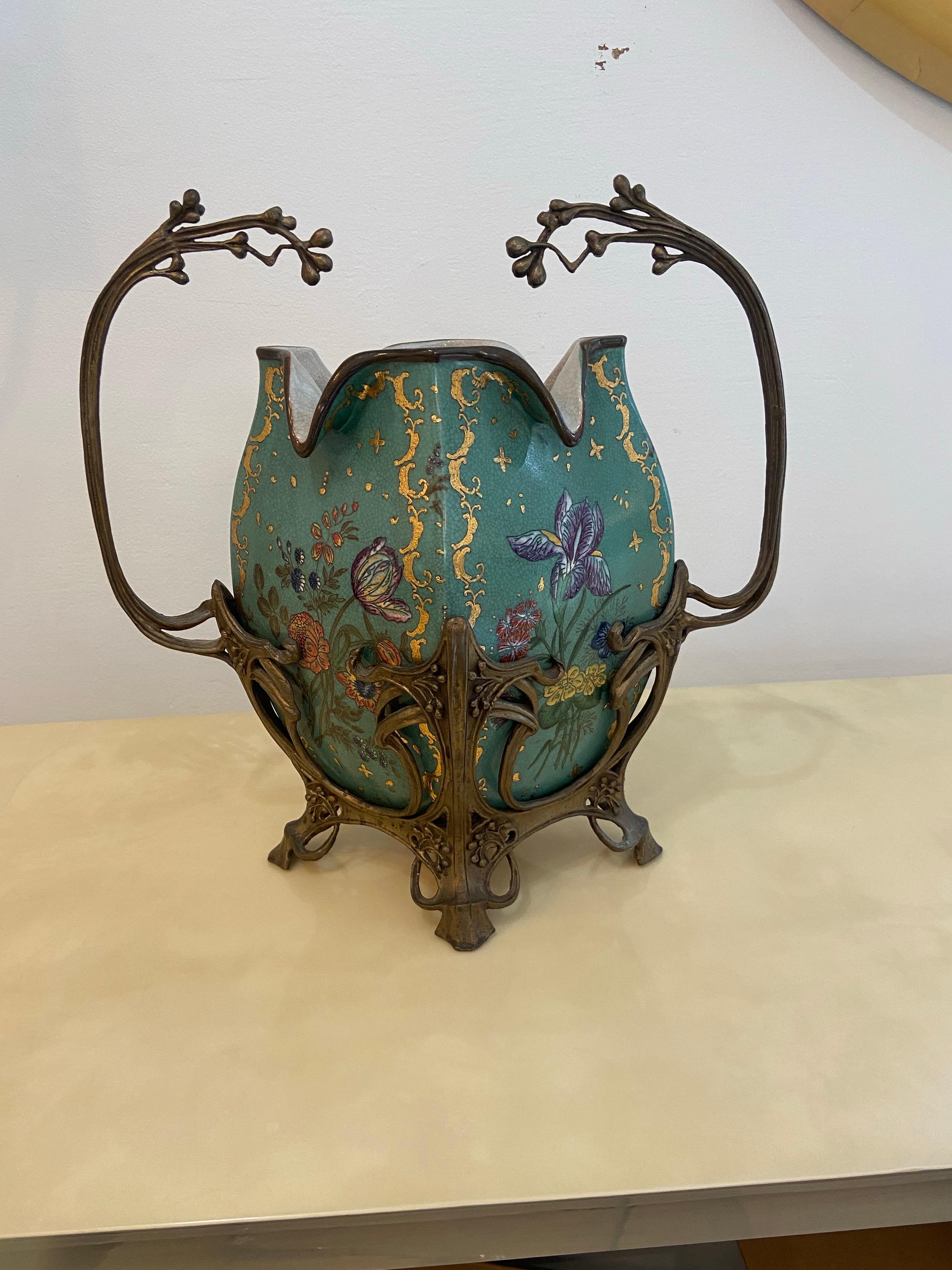 Vaso Wong Lee in stile Art Nouveau con motivo floreale e manici in bronzo In condizioni buone in vendita a West Palm Beach, FL