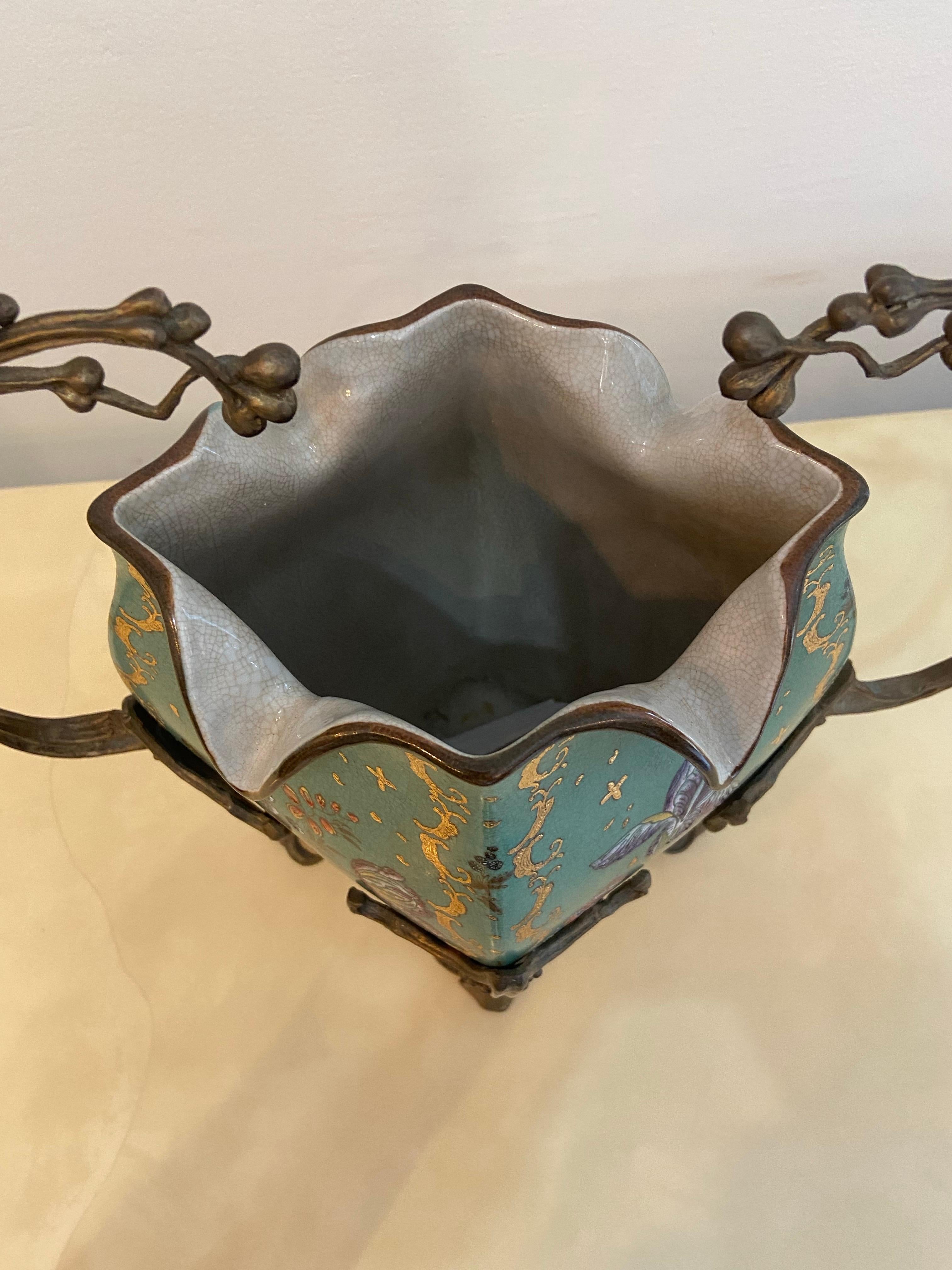 Bronzo Vaso Wong Lee in stile Art Nouveau con motivo floreale e manici in bronzo in vendita