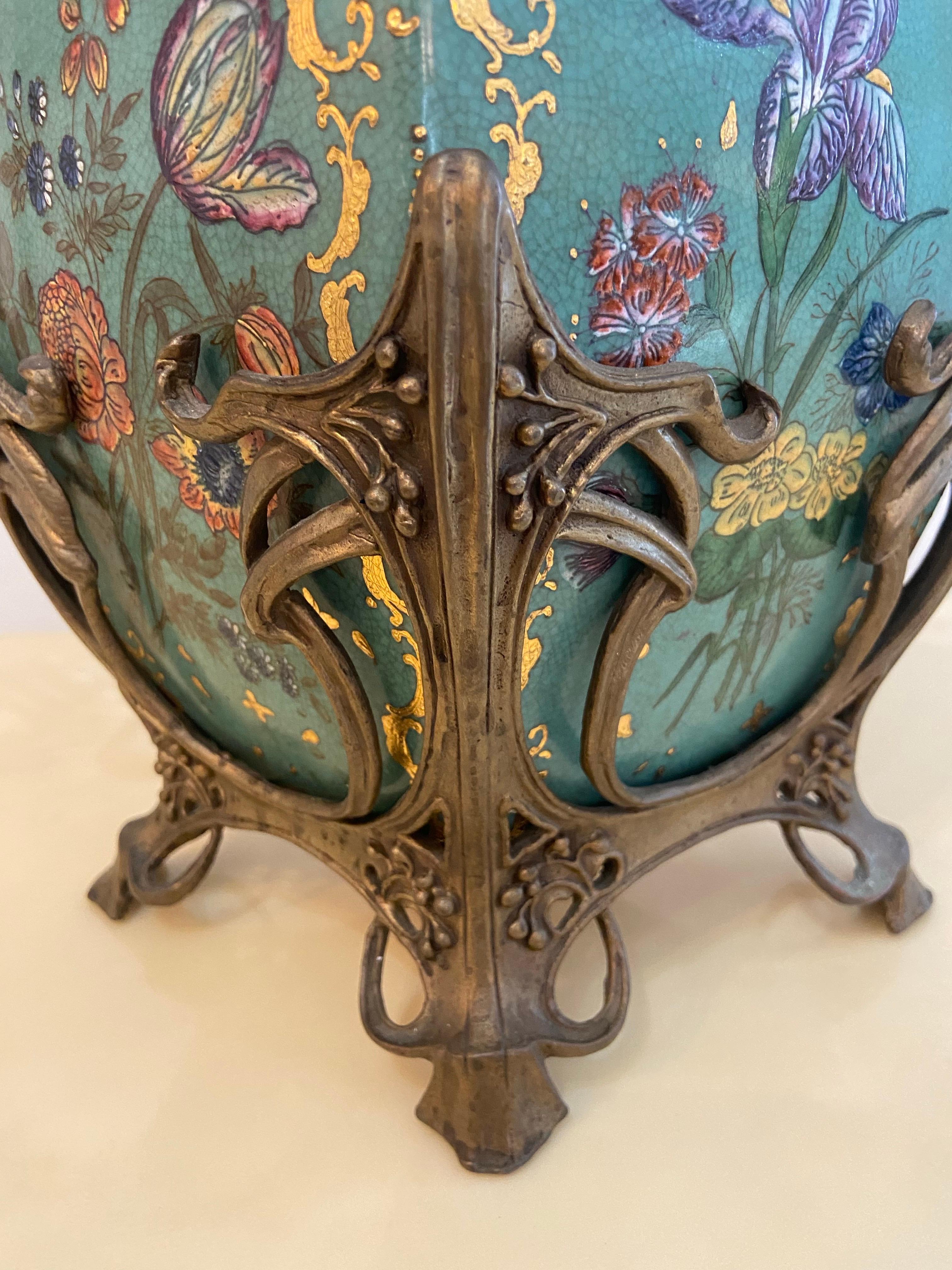 Vaso Wong Lee in stile Art Nouveau con motivo floreale e manici in bronzo in vendita 1