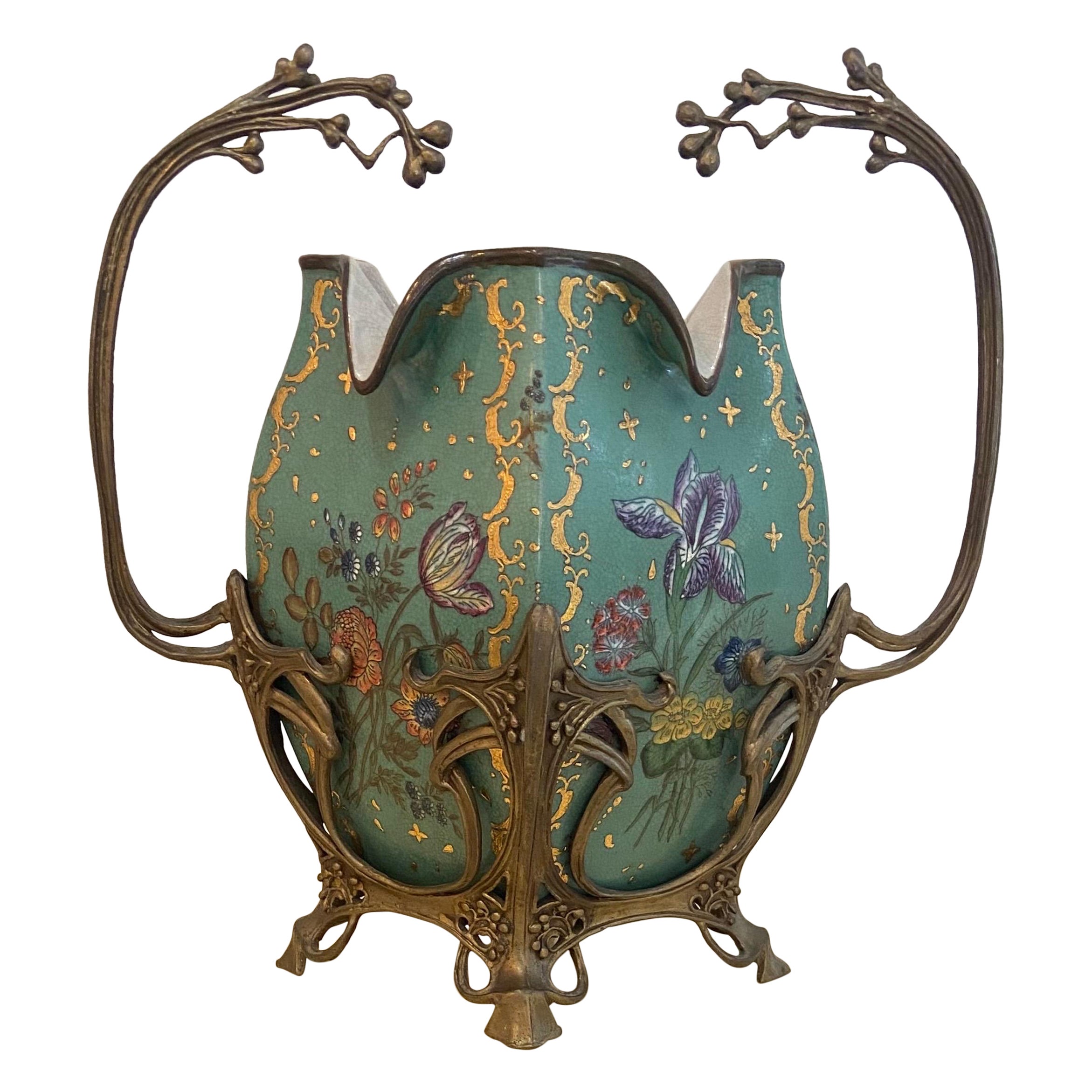 Vaso Wong Lee in stile Art Nouveau con motivo floreale e manici in bronzo in vendita