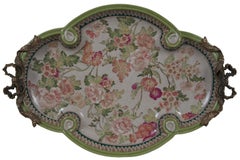 Wong Lee, neoklassizistisches, geblümtes ovales Tablett mit Fuß aus Porzellan und Bronze, Wong Lee