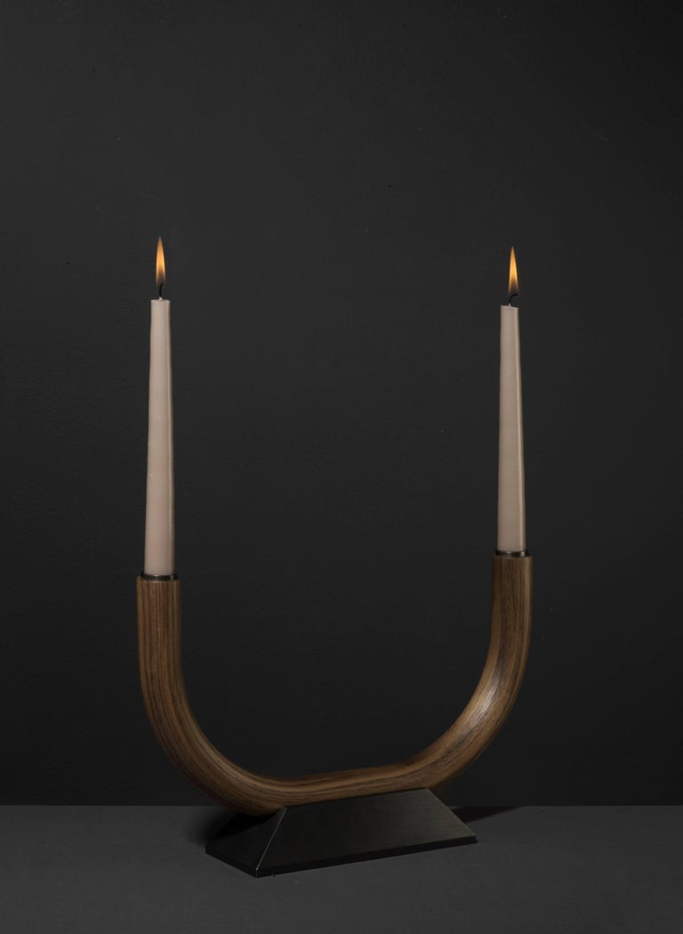 Woo candelabra is to embrace the intimate interior ambiance.
The monumental form and the choice of materials celebrate the
beauty and the high-end quality itself.
