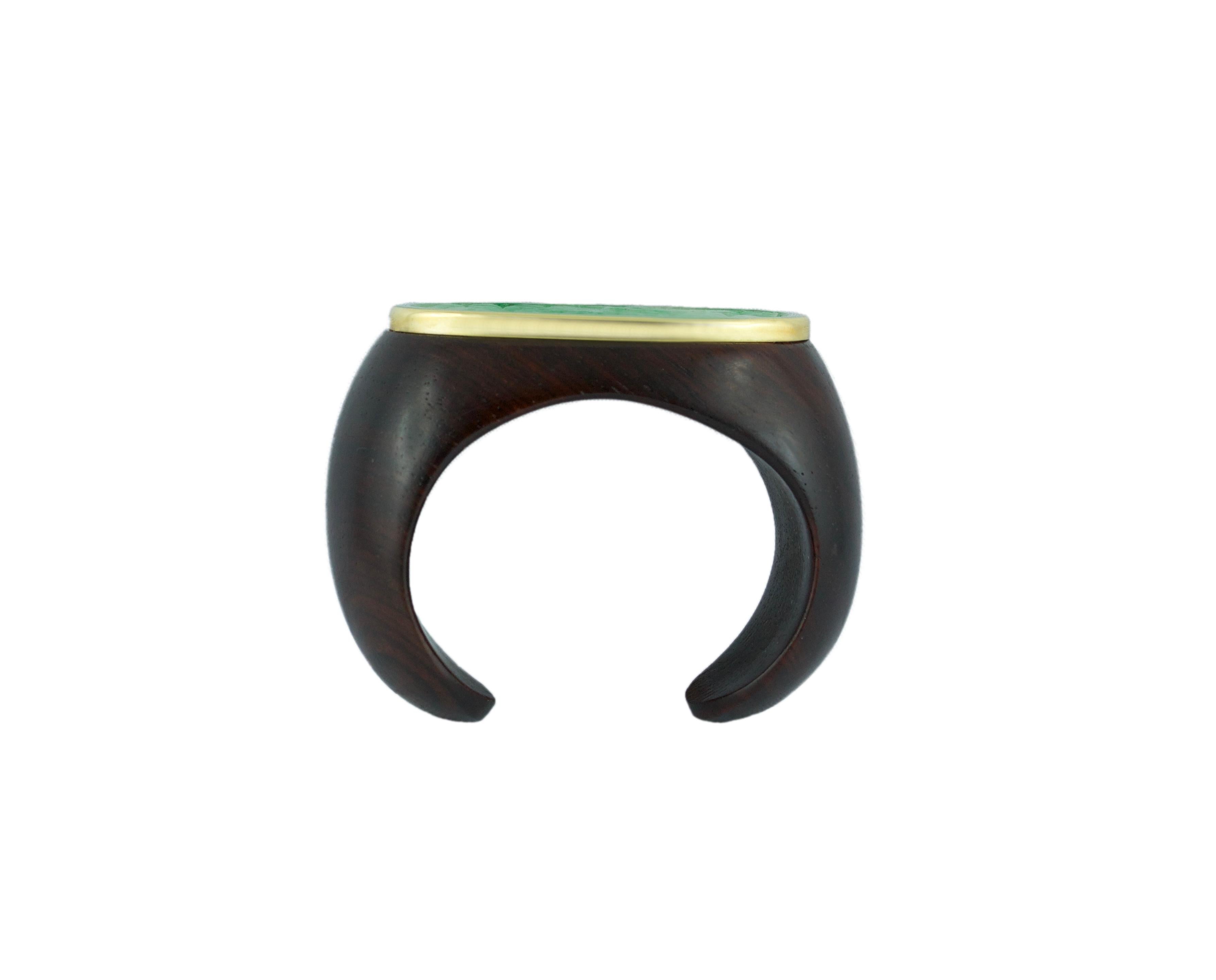 Wood 18 Karat Yellow Gold Oval Hand-Carved Jade Cuff Bracelet In New Condition In Milano, IT