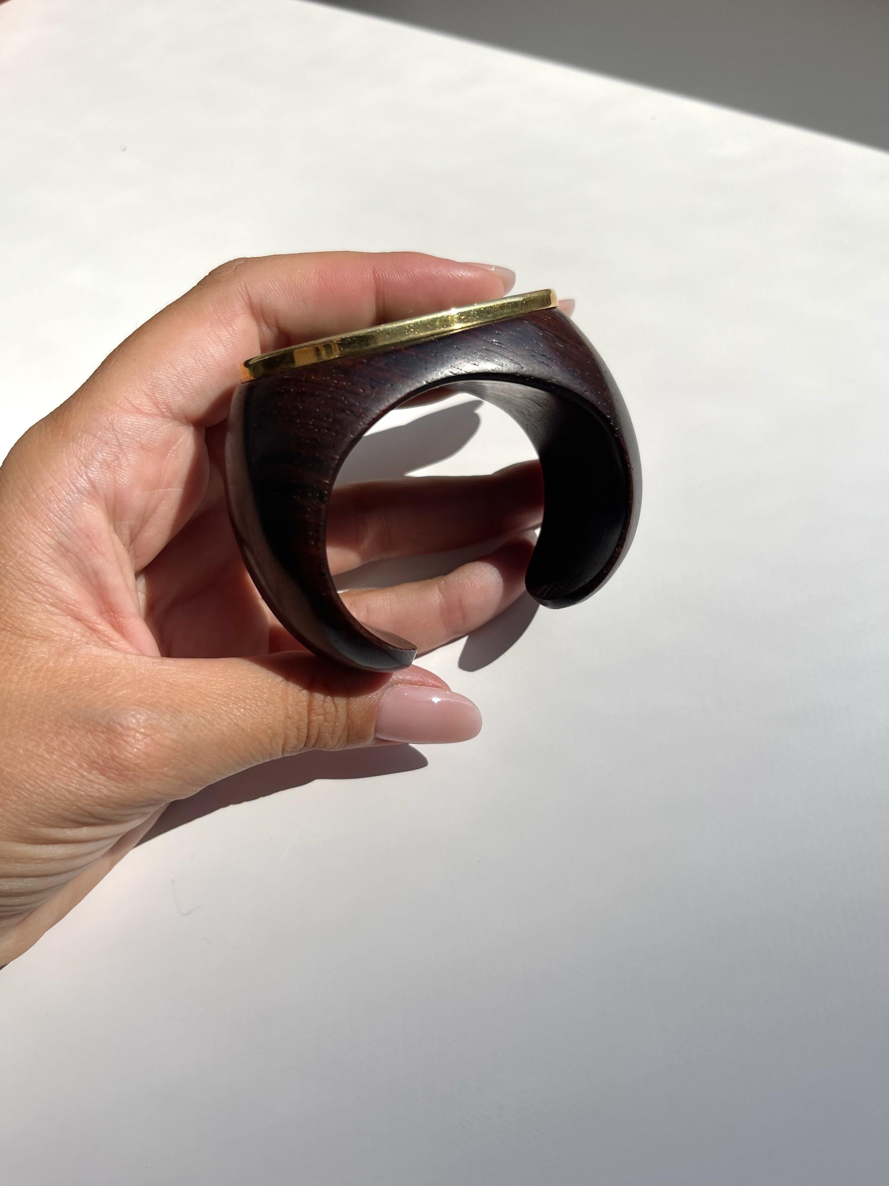 Ovales handgeschnitztes Jade-Manschettenarmband aus Holz 18 Karat Gelbgold im Angebot 1