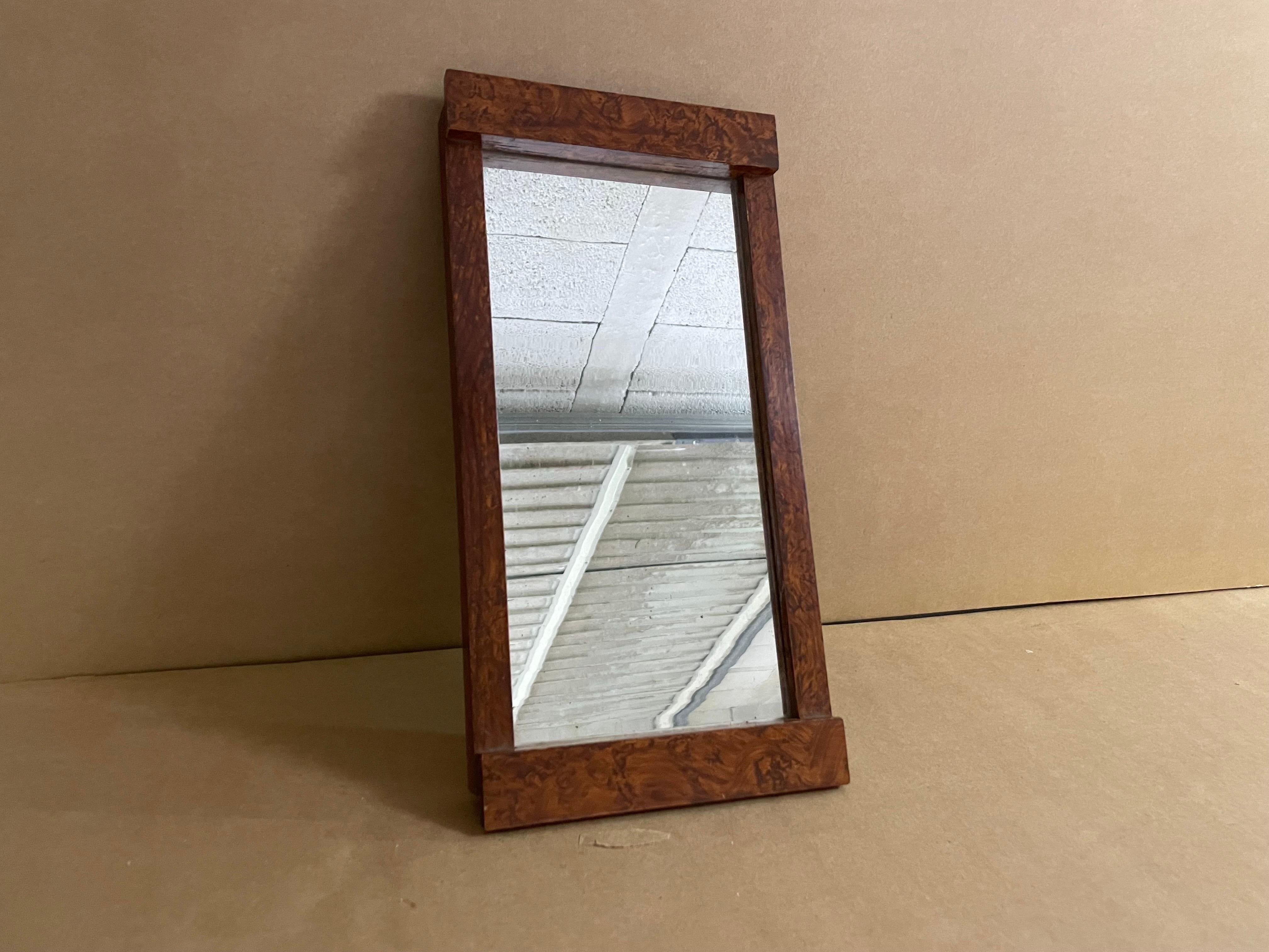 Modernistischer Couchtisch aus Holz, 1930er Jahre, kleine Größe, braune Farbe, Frankreich 1930 (Mitte des 20. Jahrhunderts) im Angebot