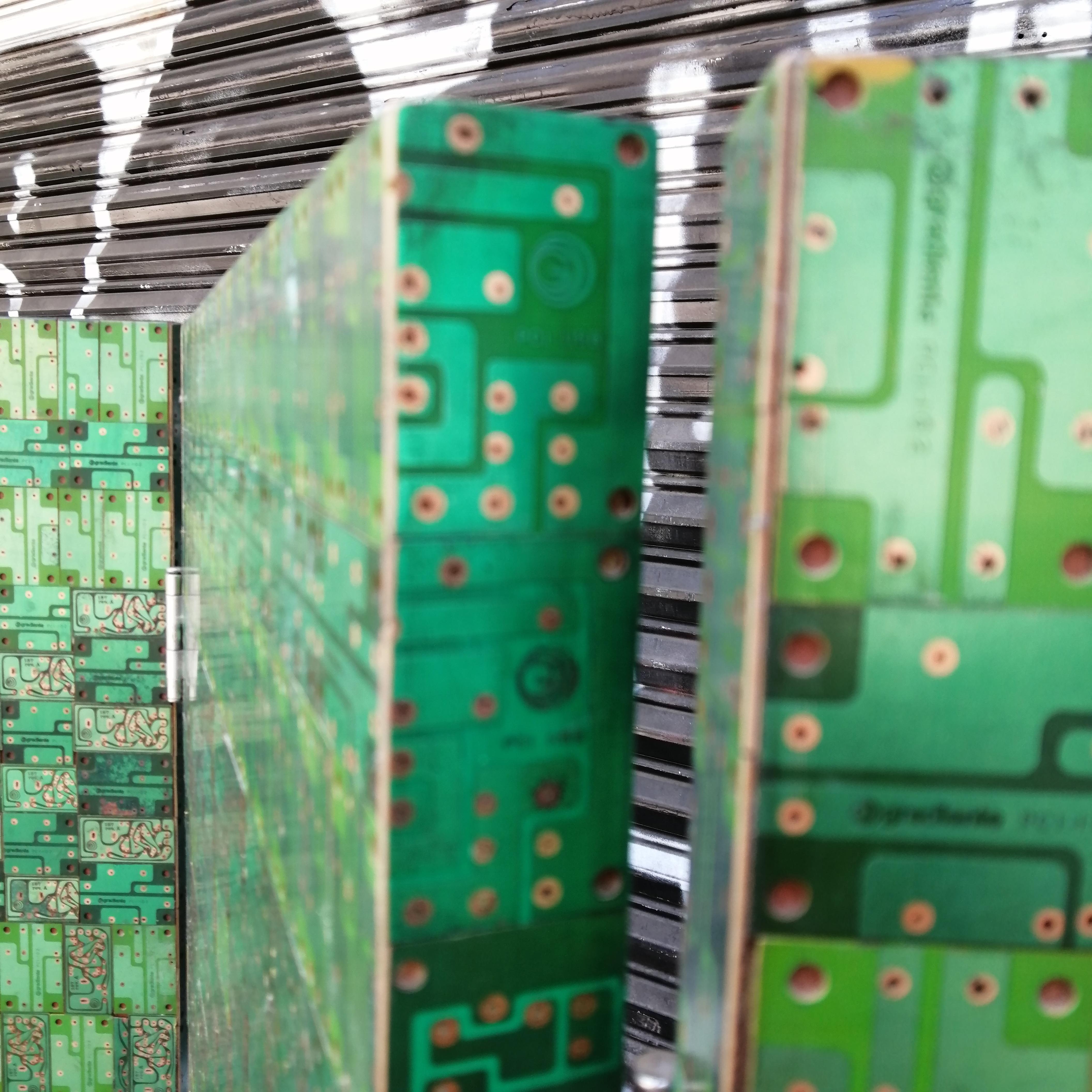 Wood 3-Panel Screen with Inlaid Green Printed Circuit Boards In Good Condition In Mexico City, MX