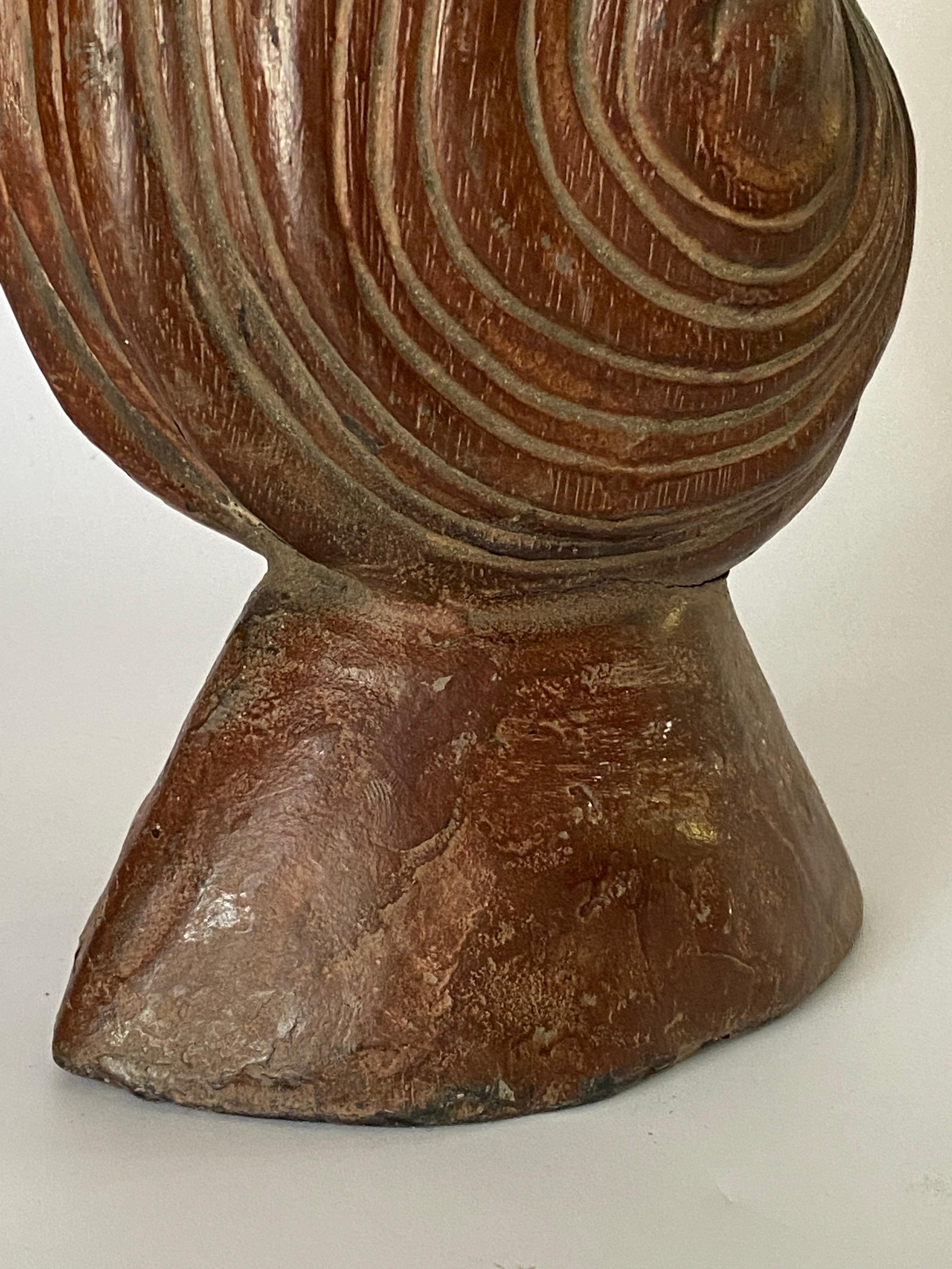 Français Sculpture abstraite en bois, forme de coquillage, couleur marron, France, 1960 en vente