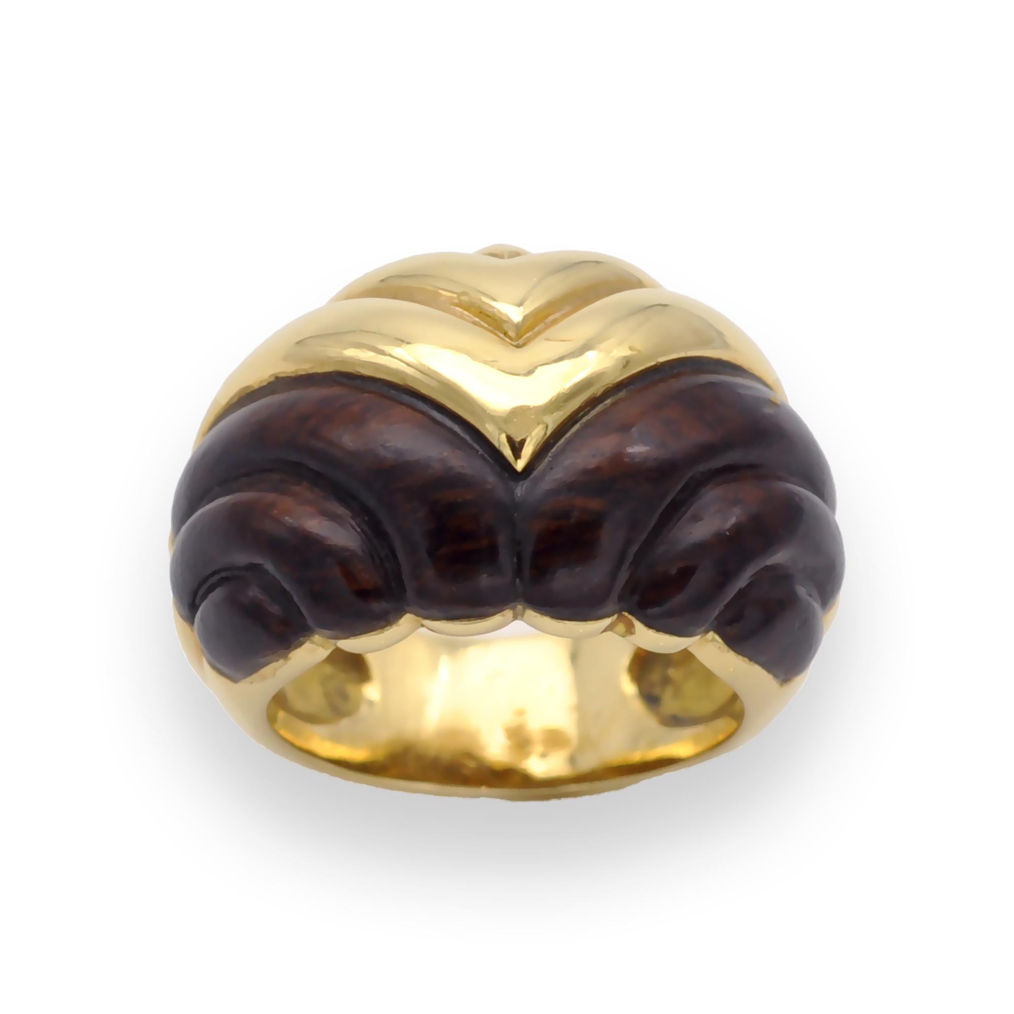 Carved Wood and 18-Karat Yellow Gold Ring For Sale 1