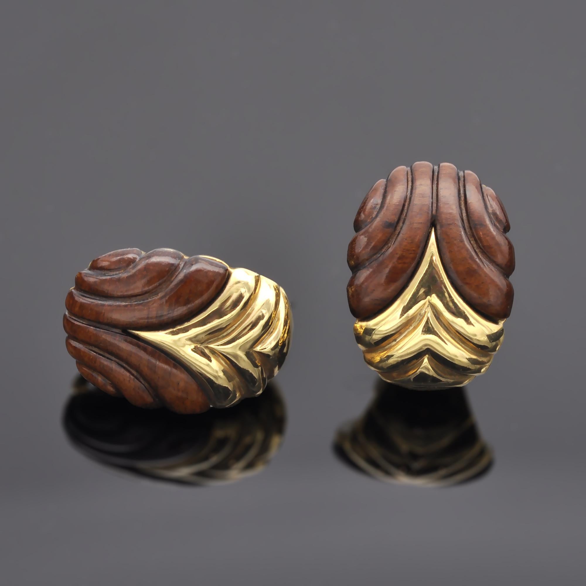 These earrings exhibit skilled craftsmanship, characterised by their unique coupling of carved wood and gold. A modern pattern runs seamlessly the 18kt pure gold and wood giving these earrings an elegant finish.
 
18kt gold, French