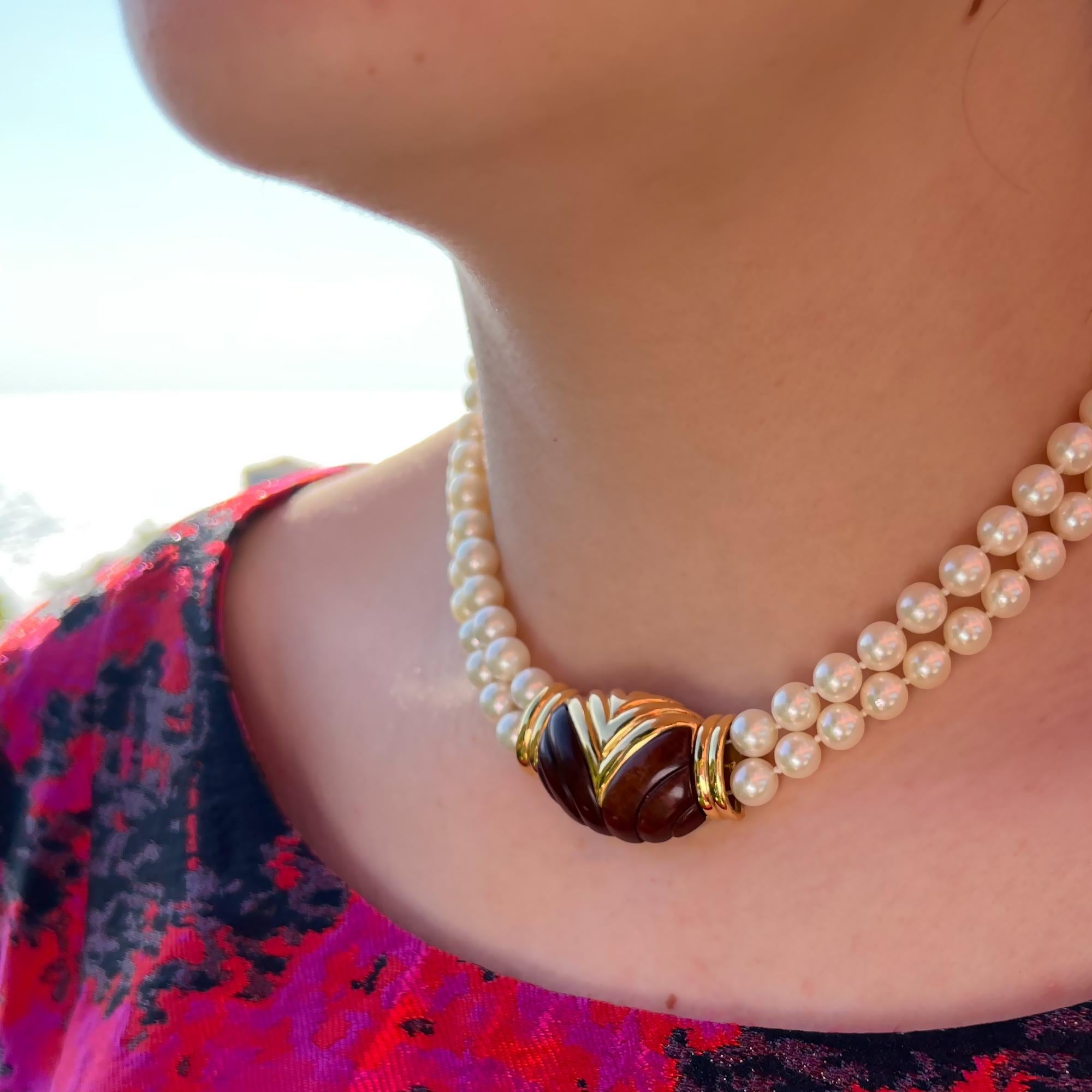 Choker-Halskette aus geschnitztem Holz und 18 Karat Gelbgold mit Perlen Damen im Angebot