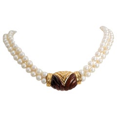 Choker-Halskette aus geschnitztem Holz und 18 Karat Gelbgold mit Perlen