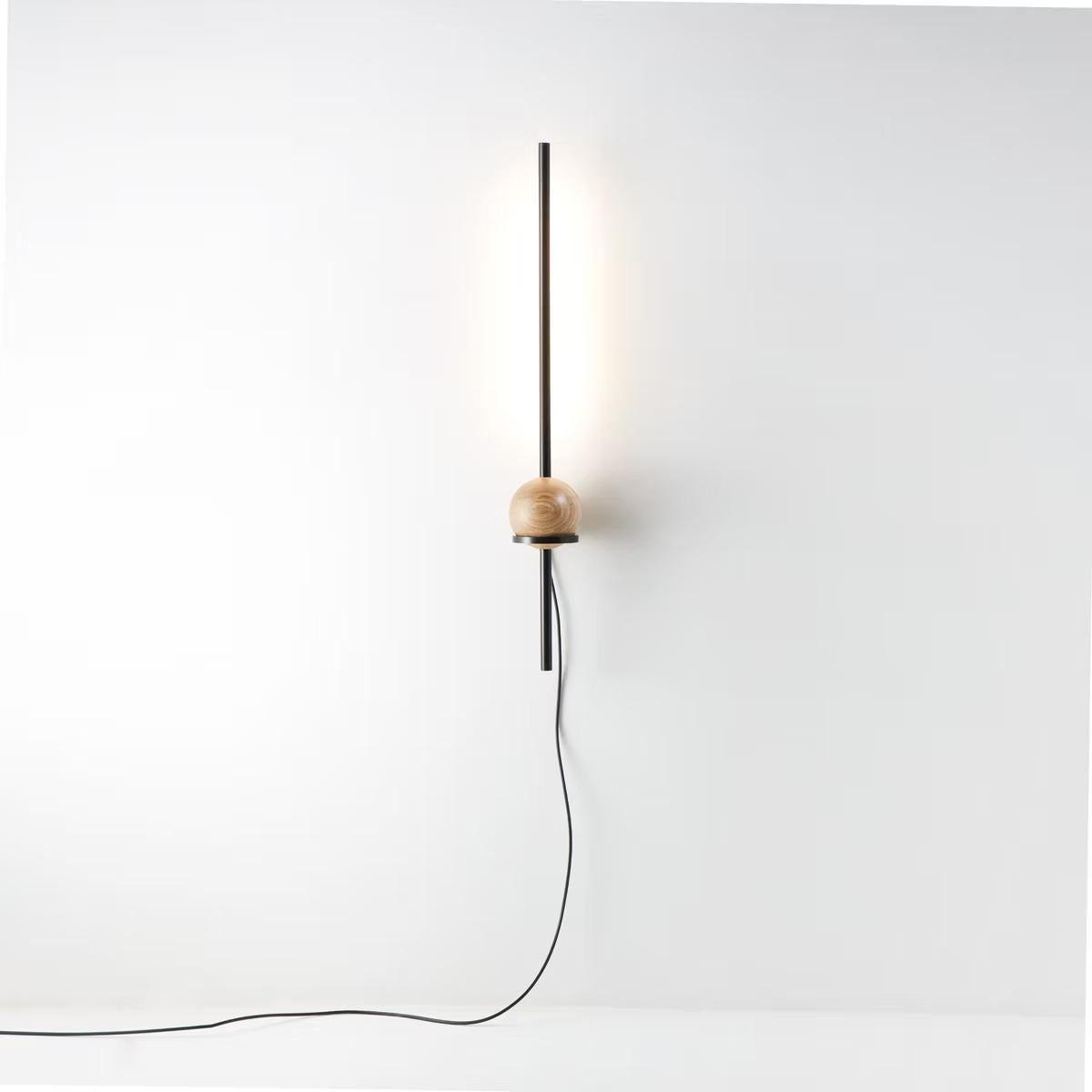 Arandela Esfera de Madera y Aluminio del Atelier Andre Ferri
Dimensiones: An 125 x Pr 18 x Al 113 cm. 
Materiales: Madera, Aluminio. 

Tubo Led T5 - 60cm 10W

ANDRÉ FERRI
André Ferri es de Belo Horizonte, nacido en 1990, licenciado en Arquitectura y