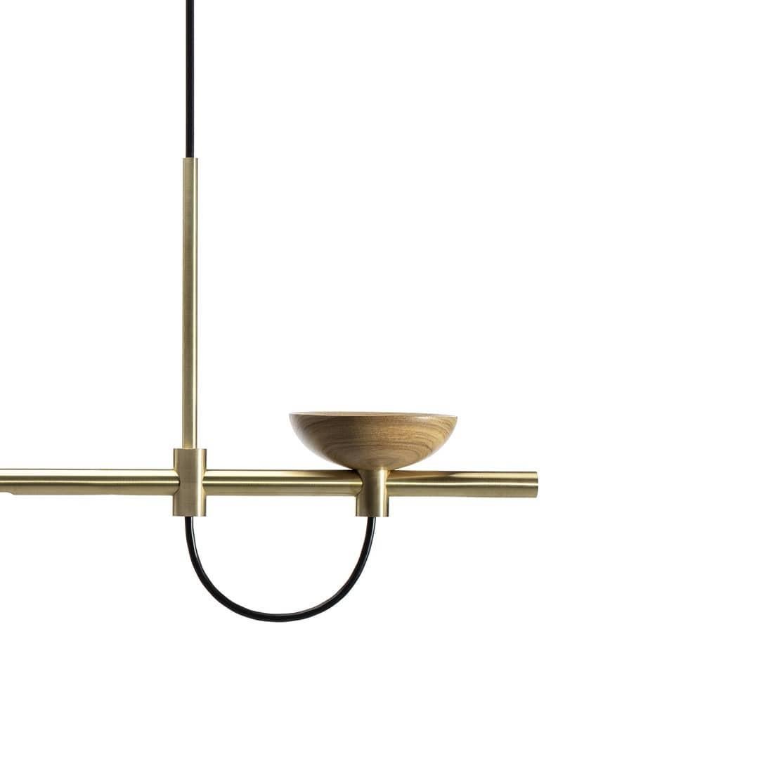 XXI secolo e contemporaneo Wood e alluminio Luminária Moça Preta di Andre Ferri Atelier in vendita