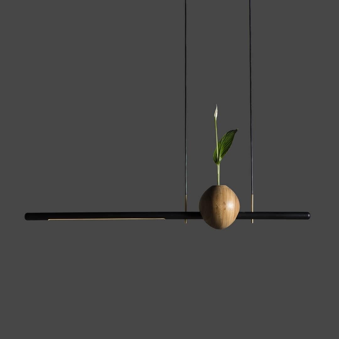 Wood e alluminio Luminária Ninho 1 di Andre Ferri Atelier
Dimensioni: L 117 x P 17 x H 18 cm. 
Materiali: Wood, Alluminio.  


ANDRÉ FERRI
André Ferri è di Belo Horizonte, nato nel 1990, laureato in Architettura e Urbanistica con una
