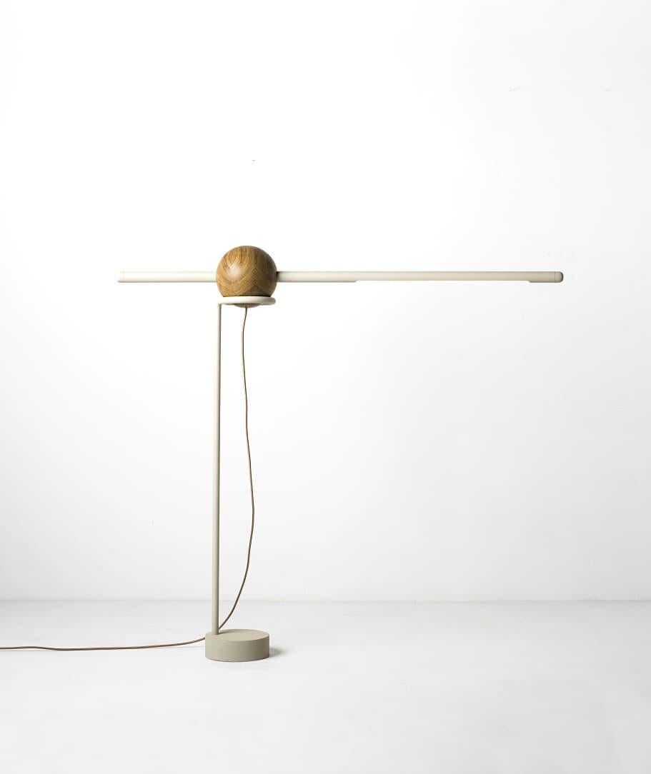 Wood e alluminio Luminária Pivô di Andre Ferri Atelier
Dimensioni: L 125 x P 18 x H 113 cm. 
Materiali: Wood, Alluminio.  


ANDRÉ FERRI
André Ferri è di Belo Horizonte, nato nel 1990, laureato in Architettura e Urbanistica con una specializzazione