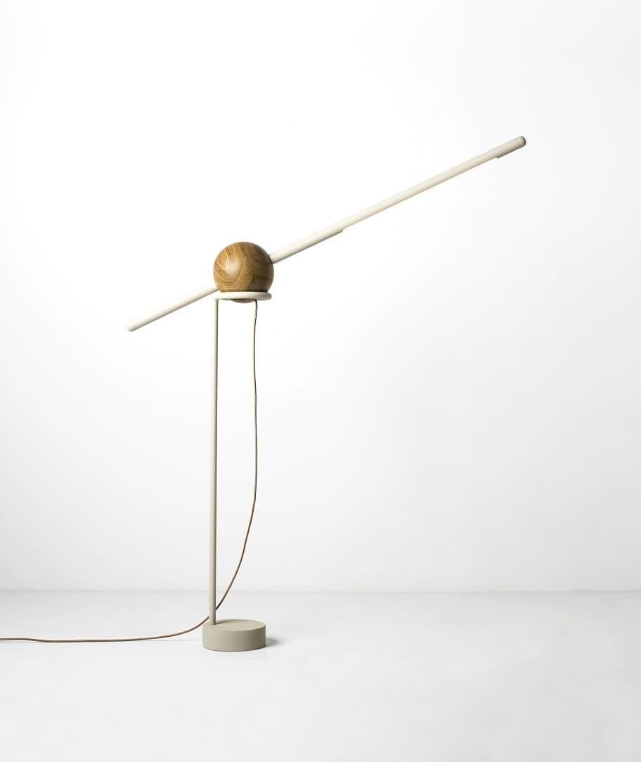 Postmoderno Wood e alluminio Luminária Pivô di Andre Ferri Atelier in vendita
