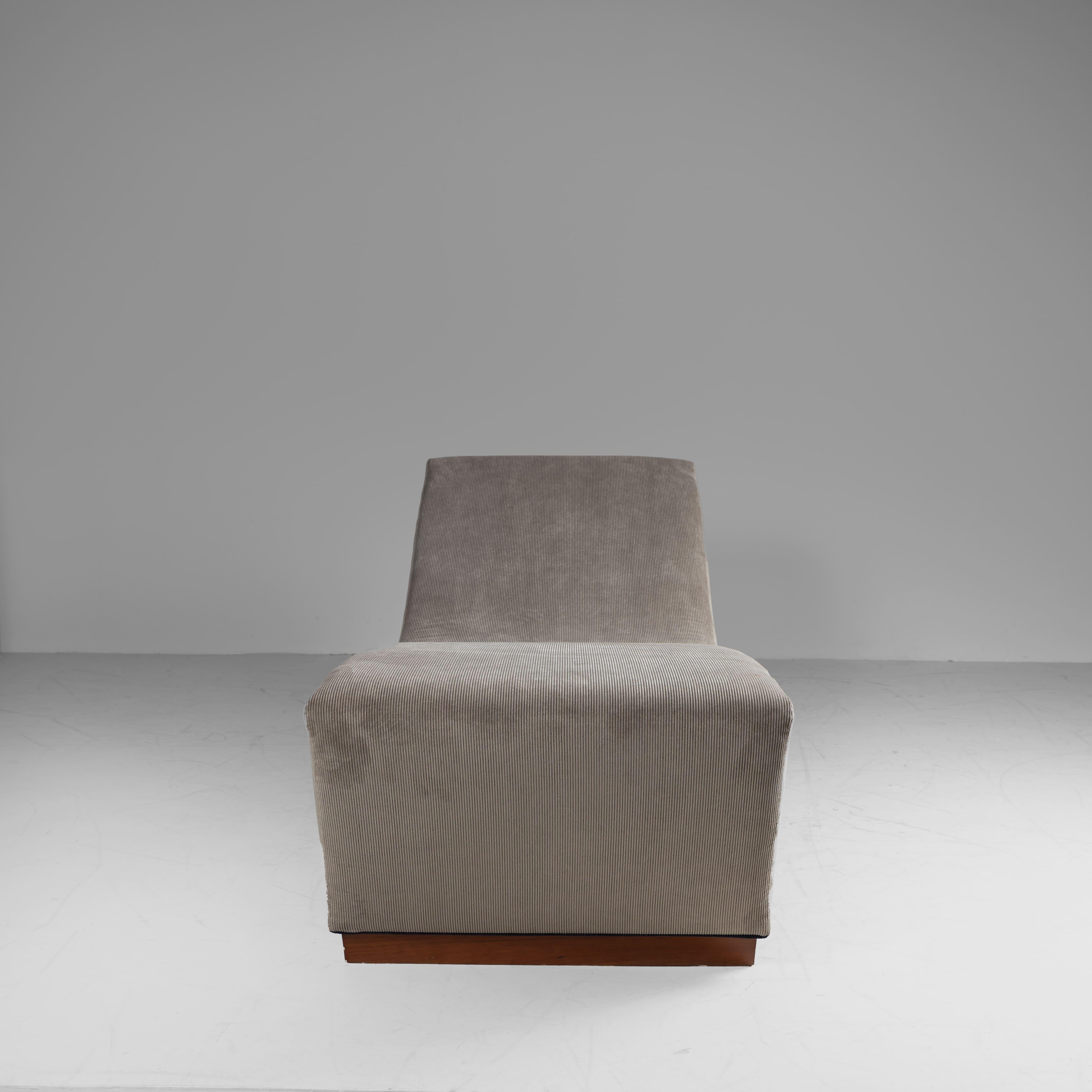 Wood and beige fabric chaise longue, 1970 (Postmoderne) im Angebot