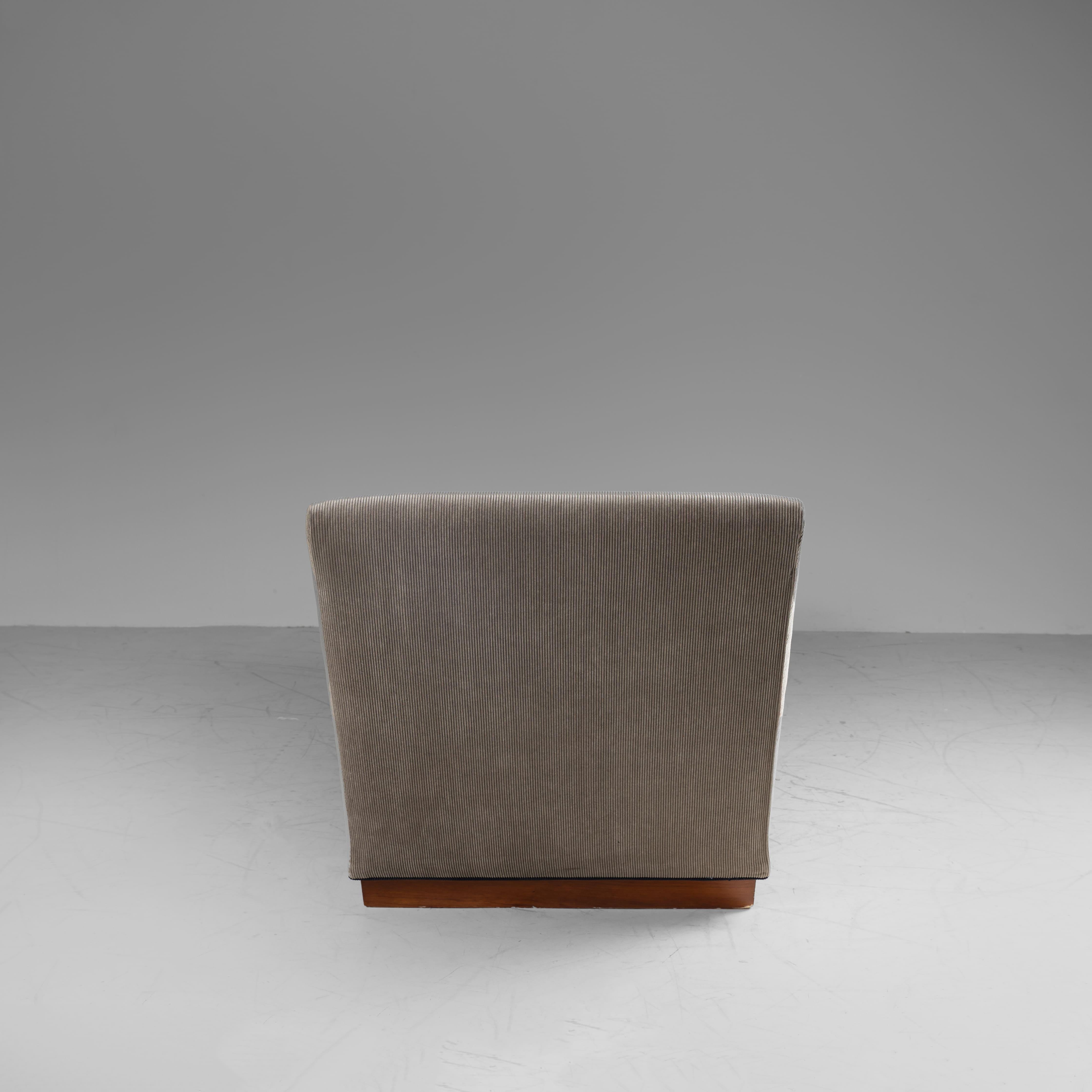 Wood and beige fabric chaise longue, 1970 (Italienisch) im Angebot