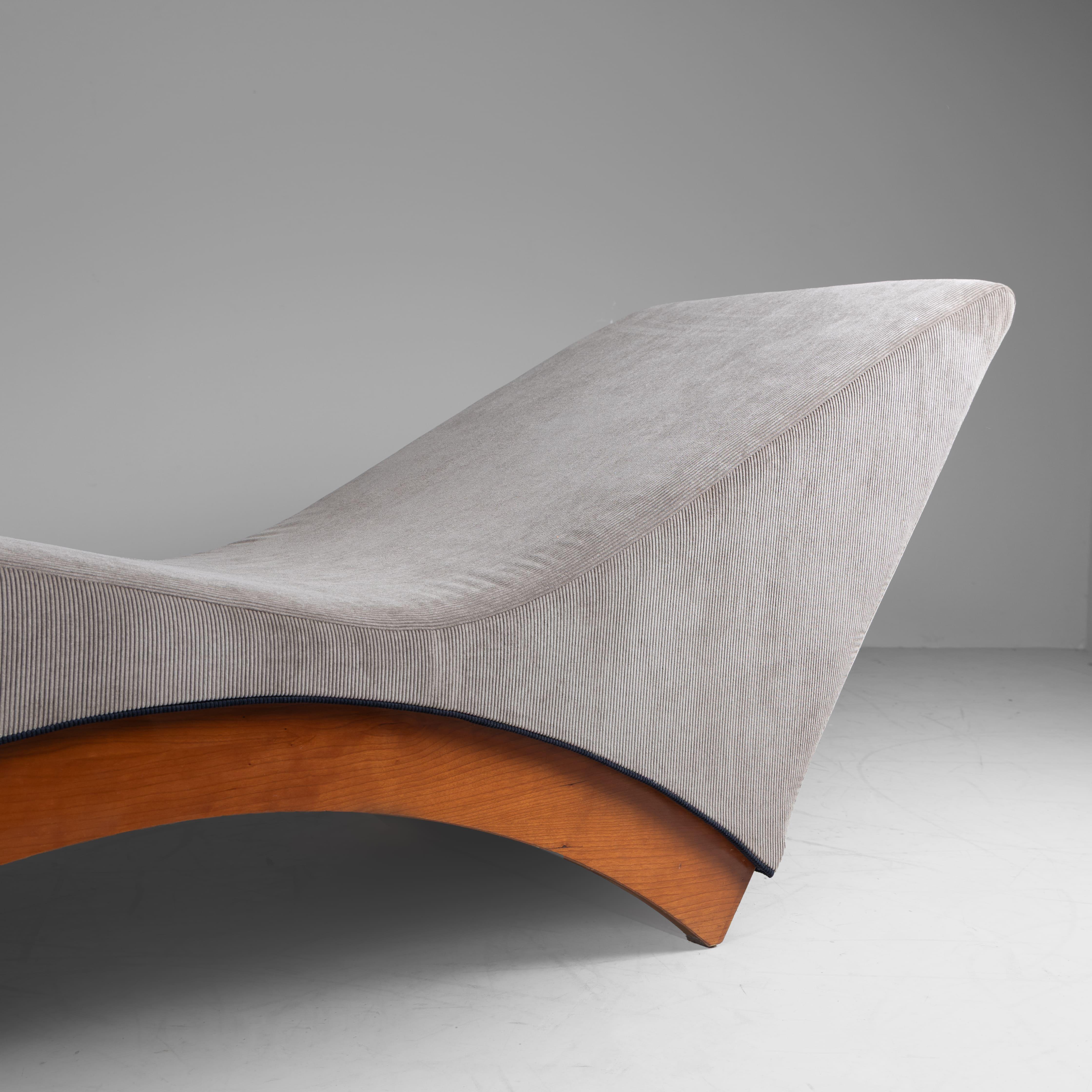 Wood and beige fabric chaise longue, 1970 im Zustand „Gut“ im Angebot in Milano, Lombardia