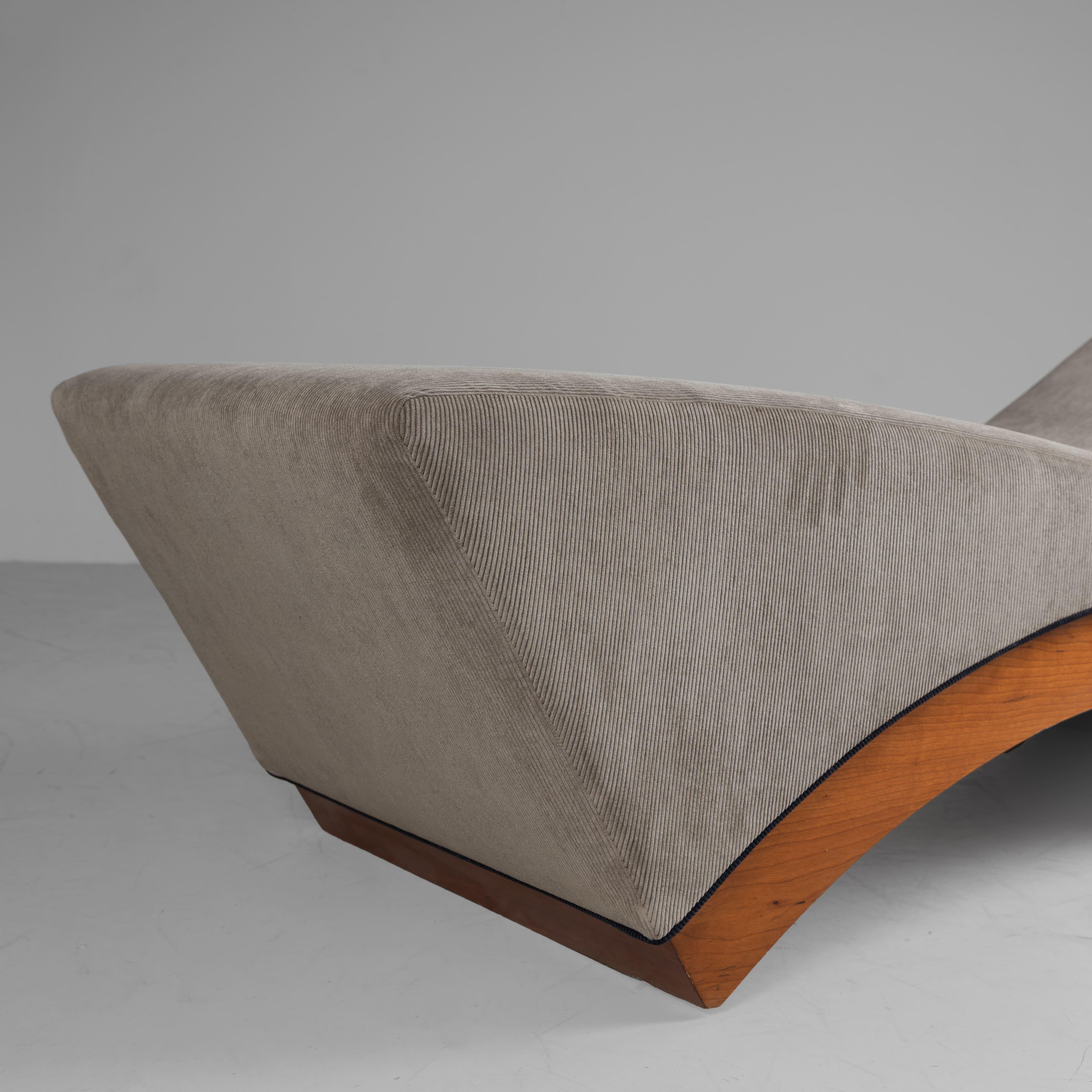 Wood and beige fabric chaise longue, 1970 (Ende des 20. Jahrhunderts) im Angebot