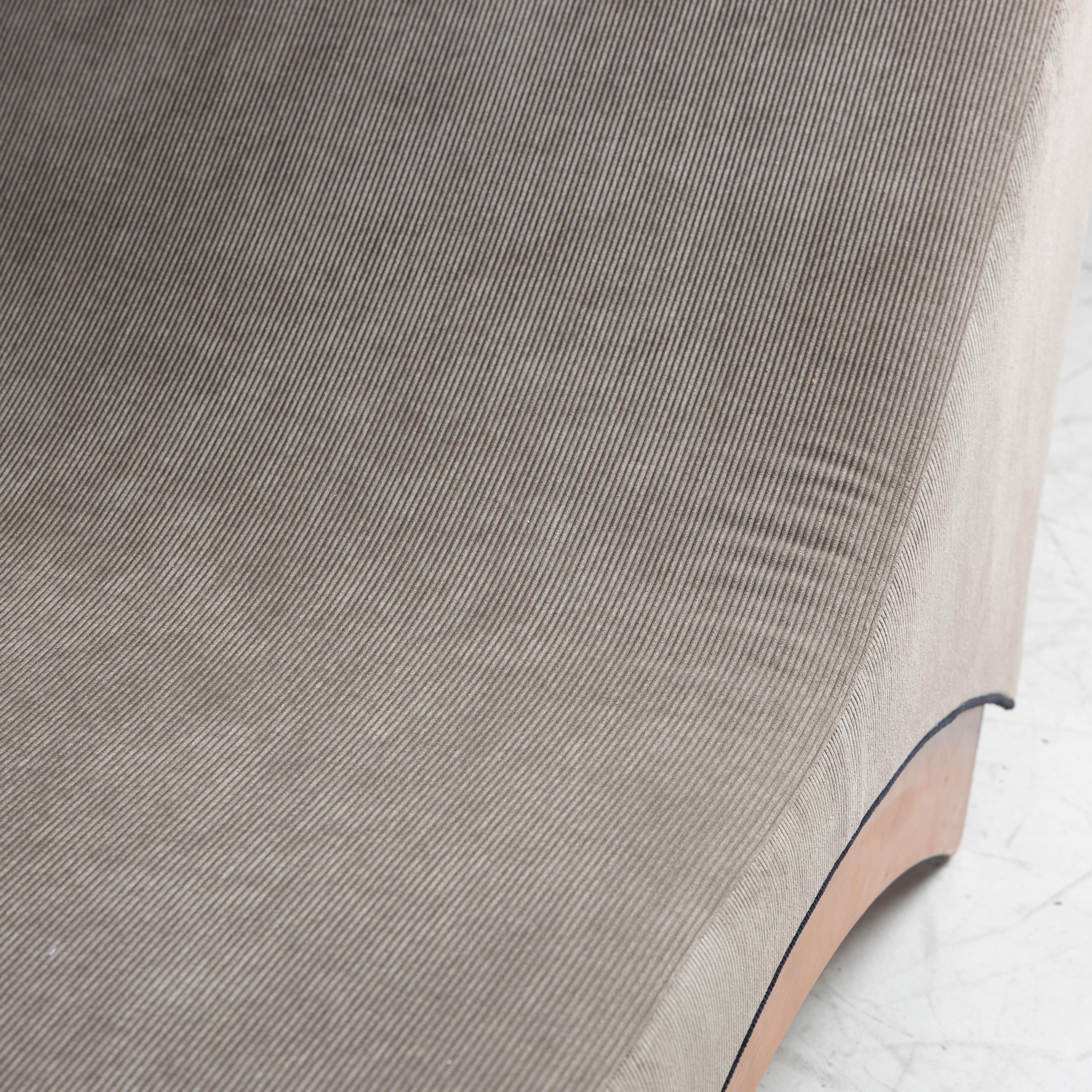 Wood and beige fabric chaise longue, 1970 (Textil) im Angebot