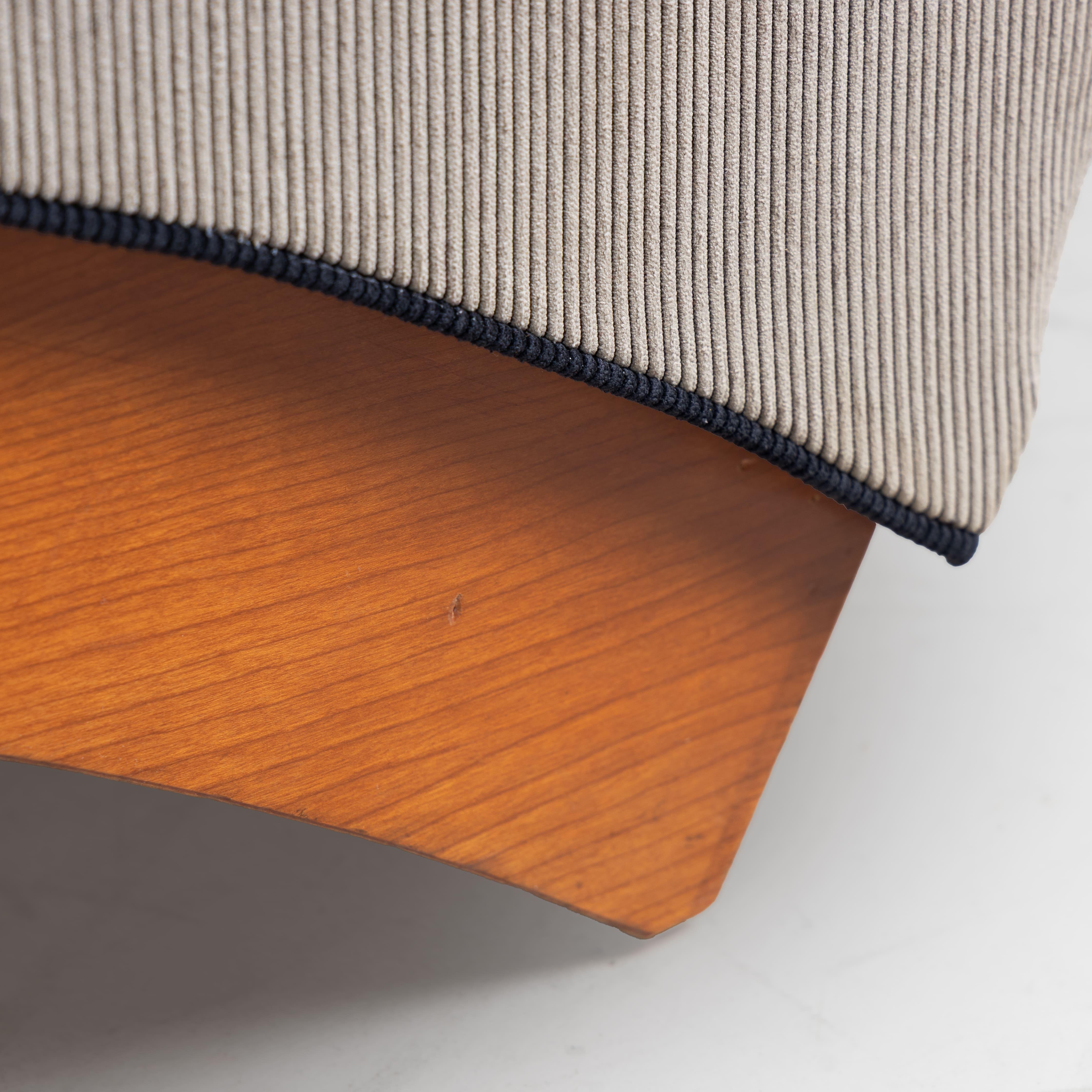 Wood and beige fabric chaise longue, 1970 im Angebot 1
