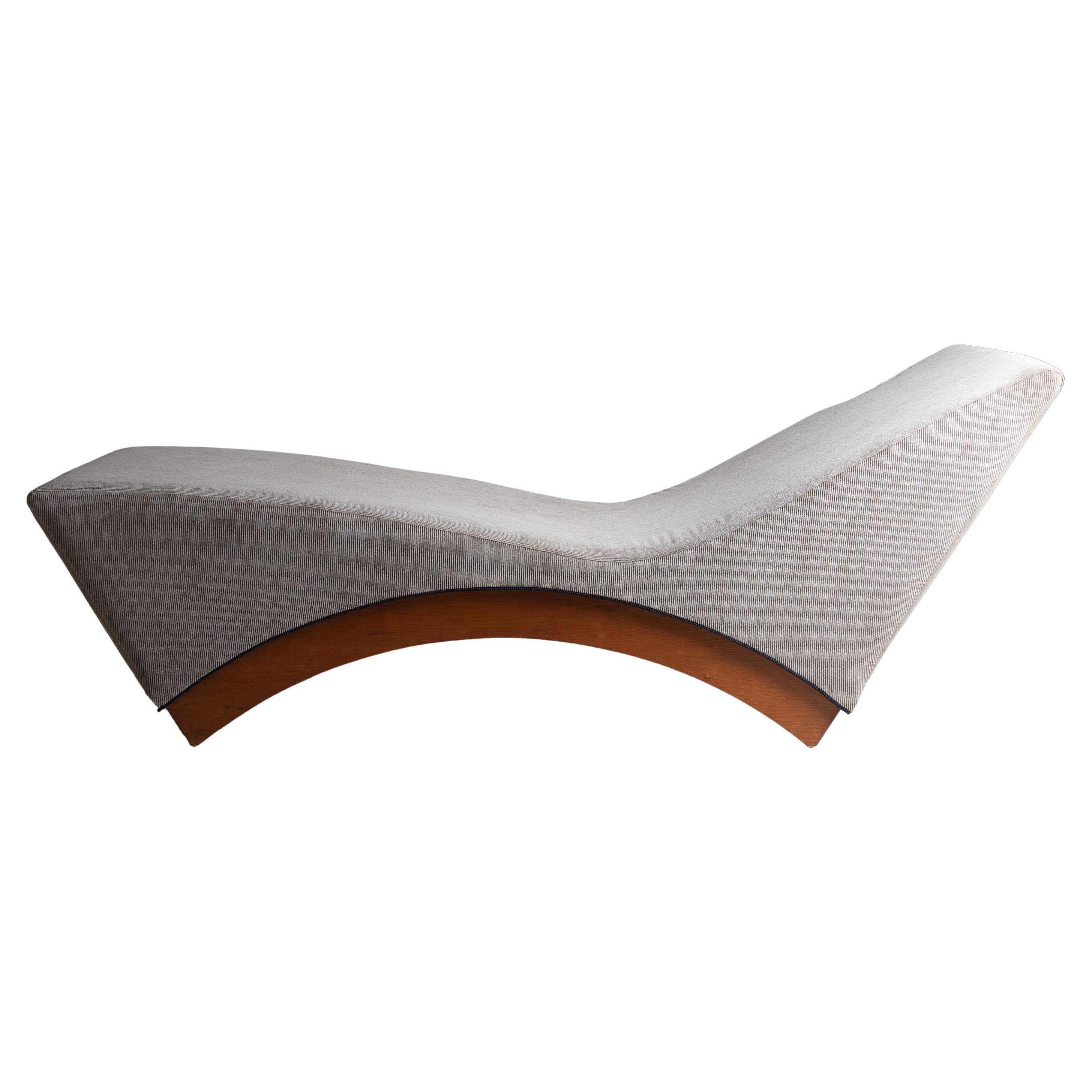Wood and beige fabric chaise longue, 1970 im Angebot