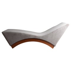 Wood and beige fabric chaise longue, 1970
