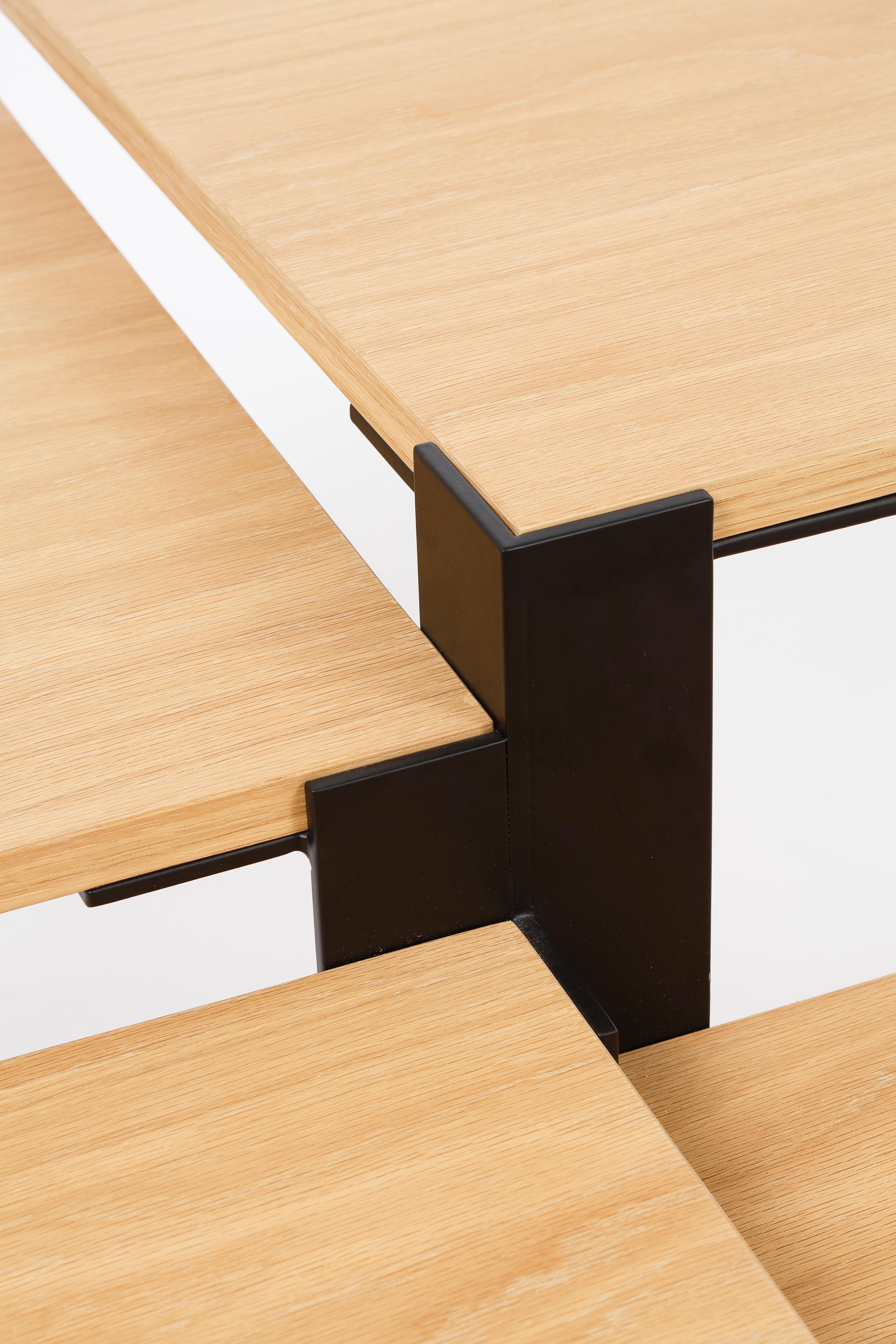 Comme des pétales de bois sur une tige métallique, les panneaux de la table basse Mayet sont reliés à une poutre centrale en acier. Ils descendent en cascade par tranches de 25 mm, dessinant une spirale dans l'air. Lorsque l'on change de point de