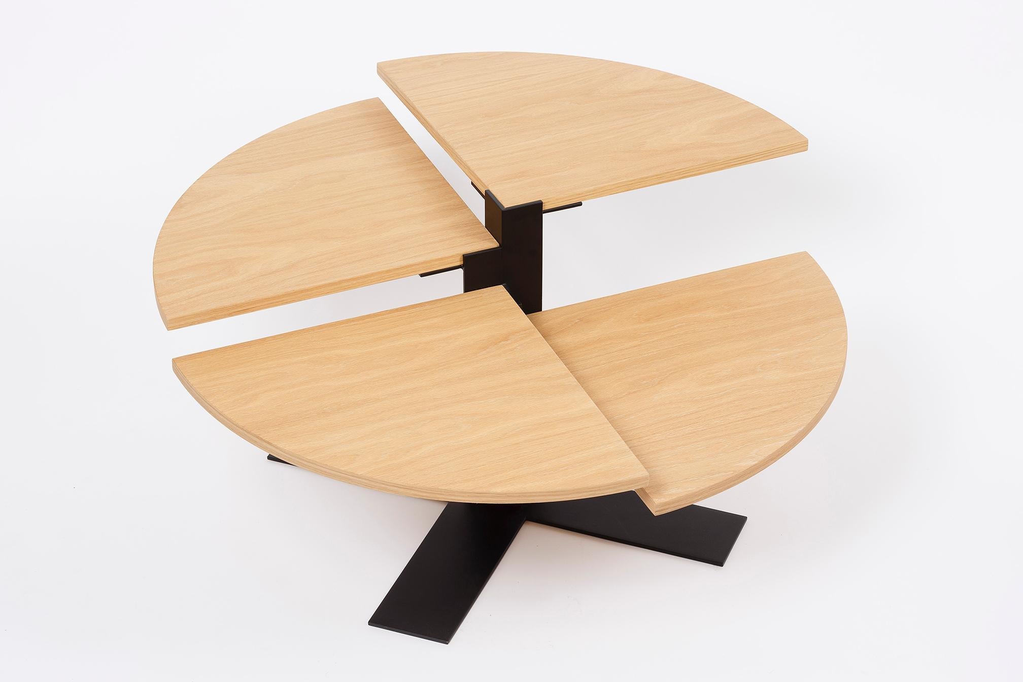 Roumain Table basse en bois et acier noir de style mi-siècle moderne en vente