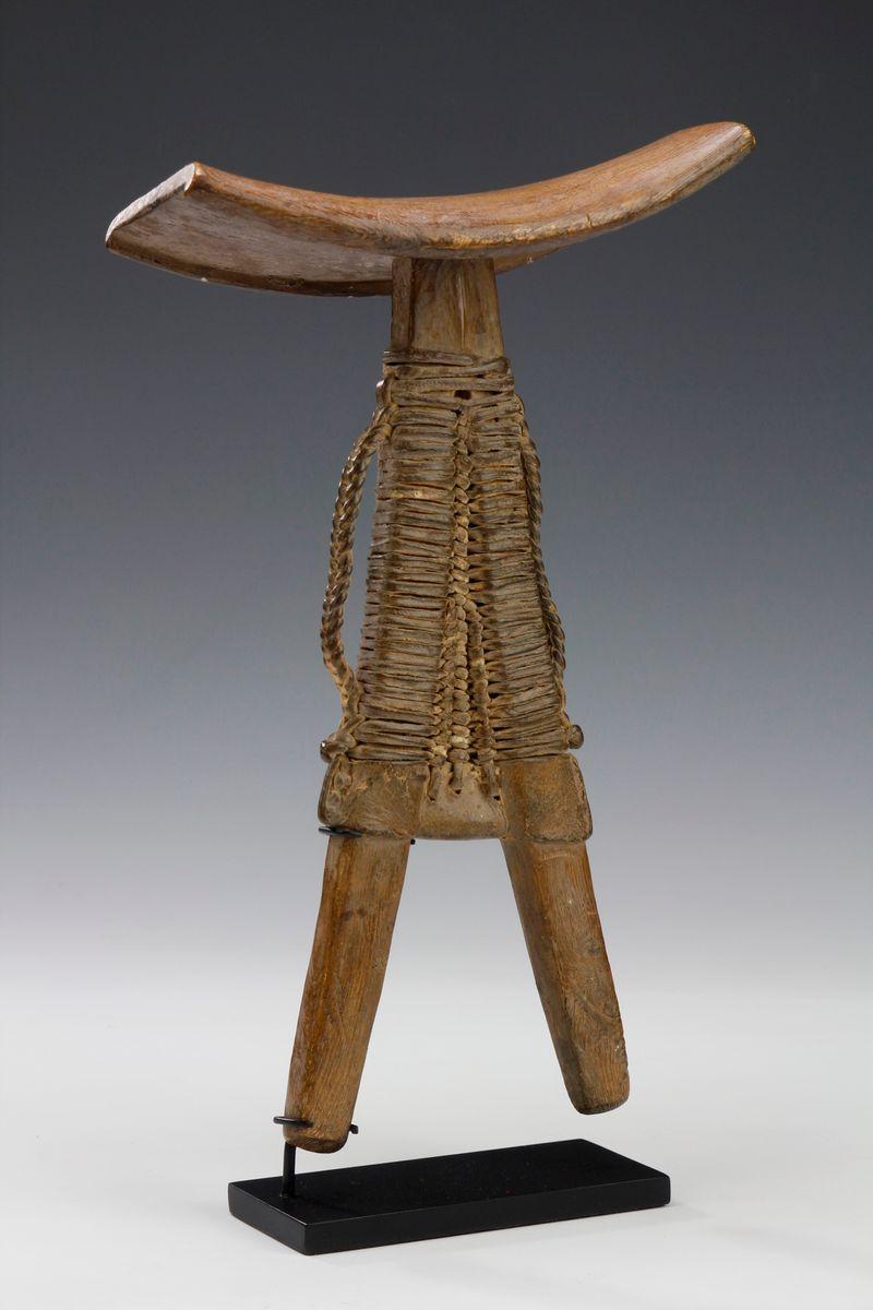 Un des premiers exemples de cette forme d'appui-tête Pokot. Appui-nuque légèrement incurvé avec face inférieure striée, avec deux pieds évasés reliés par de fines bandes de cuir.

Période estimée : Milieu du 20ème siècle

Ex Collection privée,