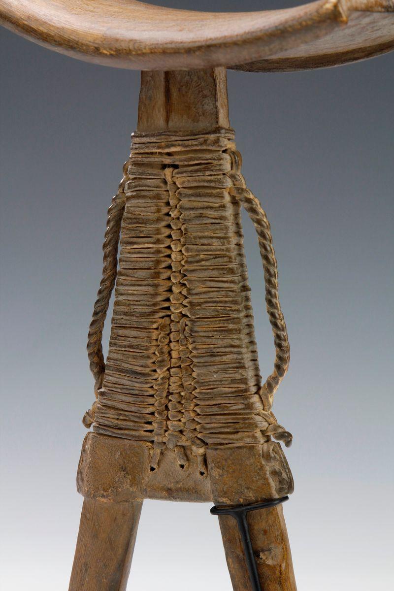 Sculpté Wood et cuir relié Appui-tête. Culture Pokot, Kenya en vente