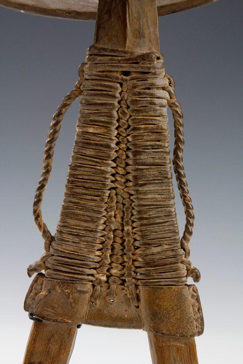 Wood et cuir relié Appui-tête. Culture Pokot, Kenya Bon état - En vente à London, GB