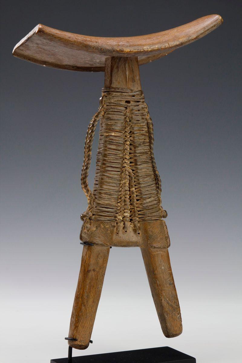 20ième siècle Wood et cuir relié Appui-tête. Culture Pokot, Kenya en vente