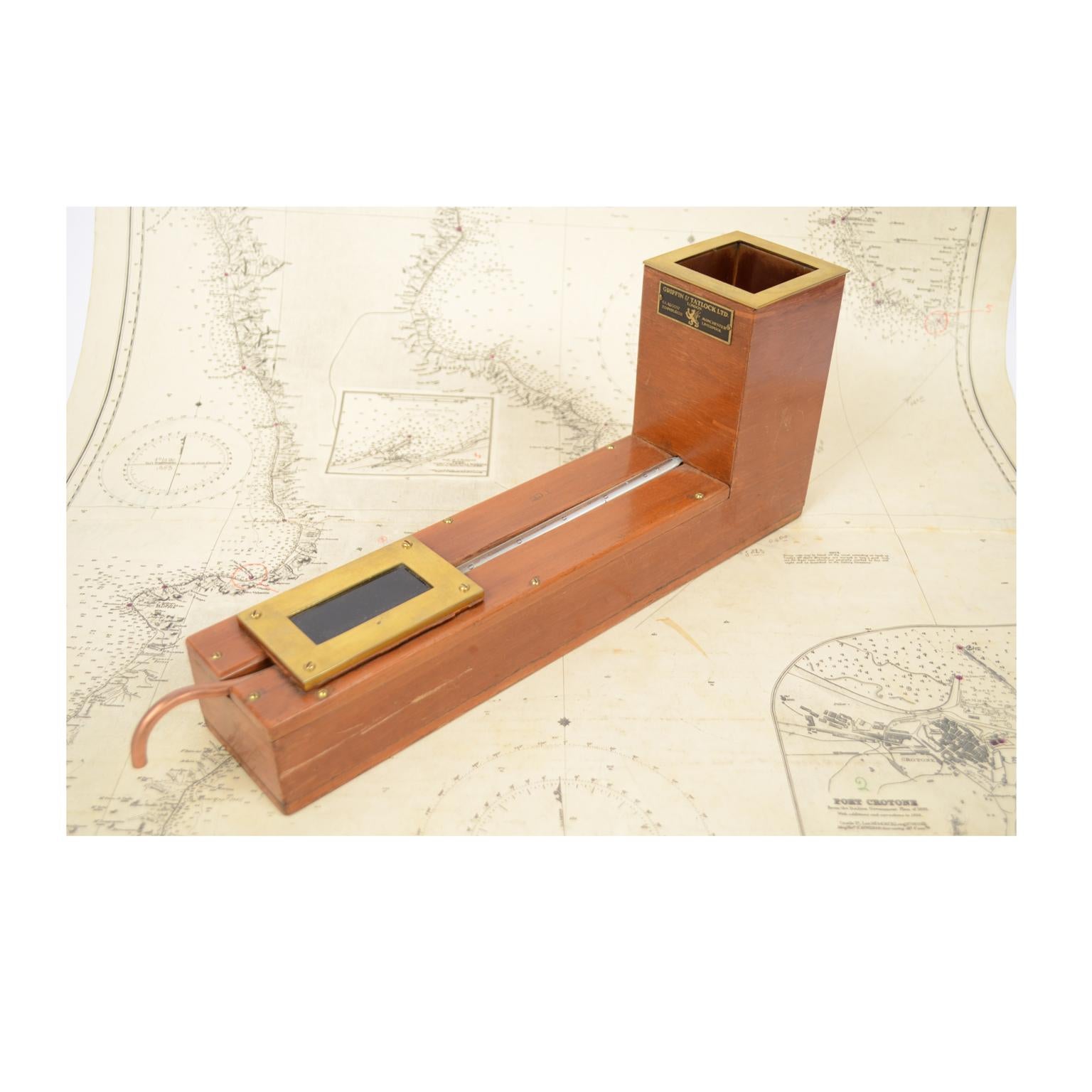 Actinomètre Herschel, années 1930, bois et laiton, signé Griffin & Tatlock ltd London. Il s'agit d'un instrument inventé en 1825 par John Herschel et utilisé pour la mesure de la chaleur solaire. Très bon état. Mesures : 40 x 16 cm.
L'expédition est