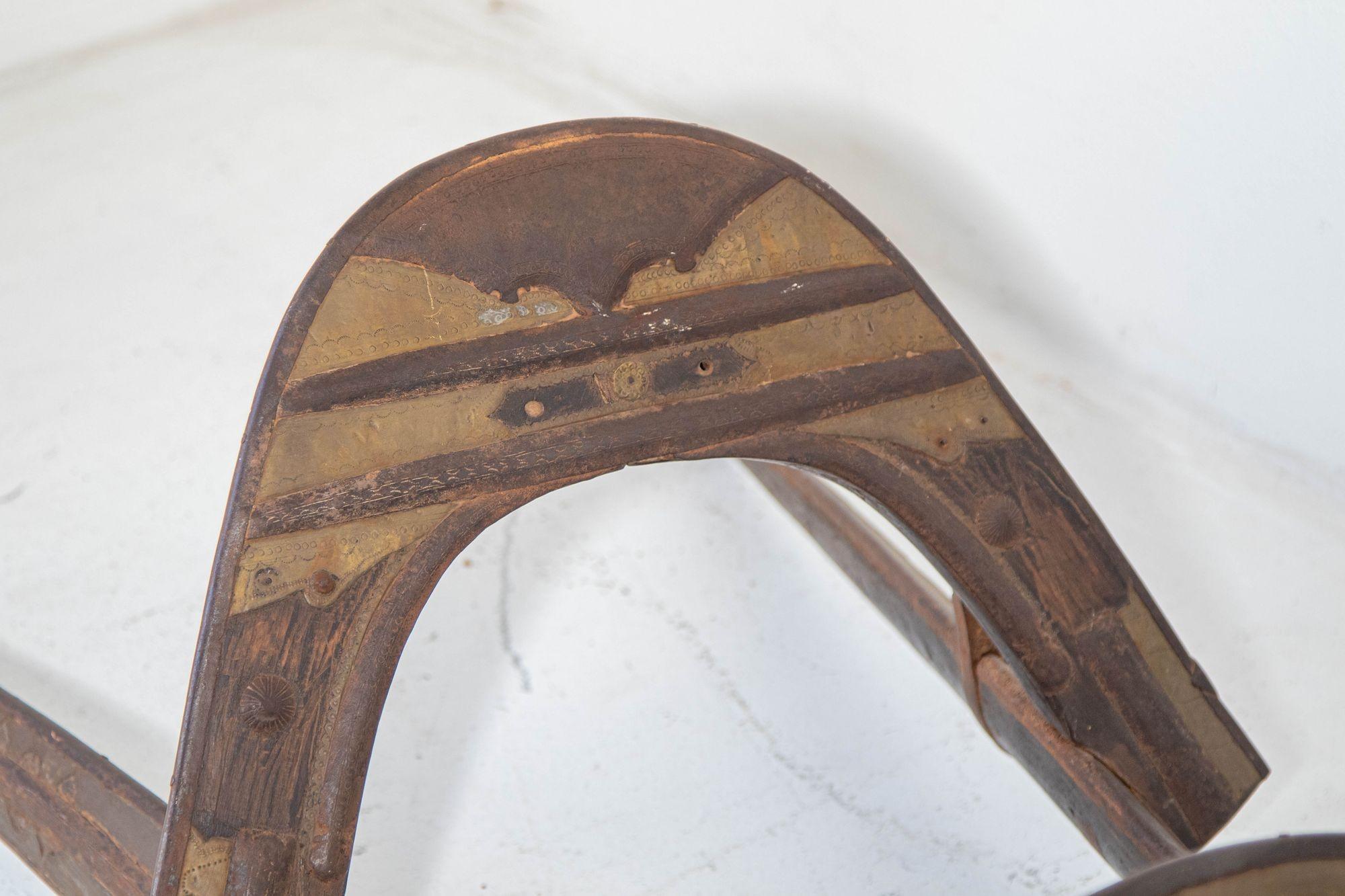 Holz und Messing Antike 19. Jahrhundert Nahost Kamelsitz Sattel im Angebot 6