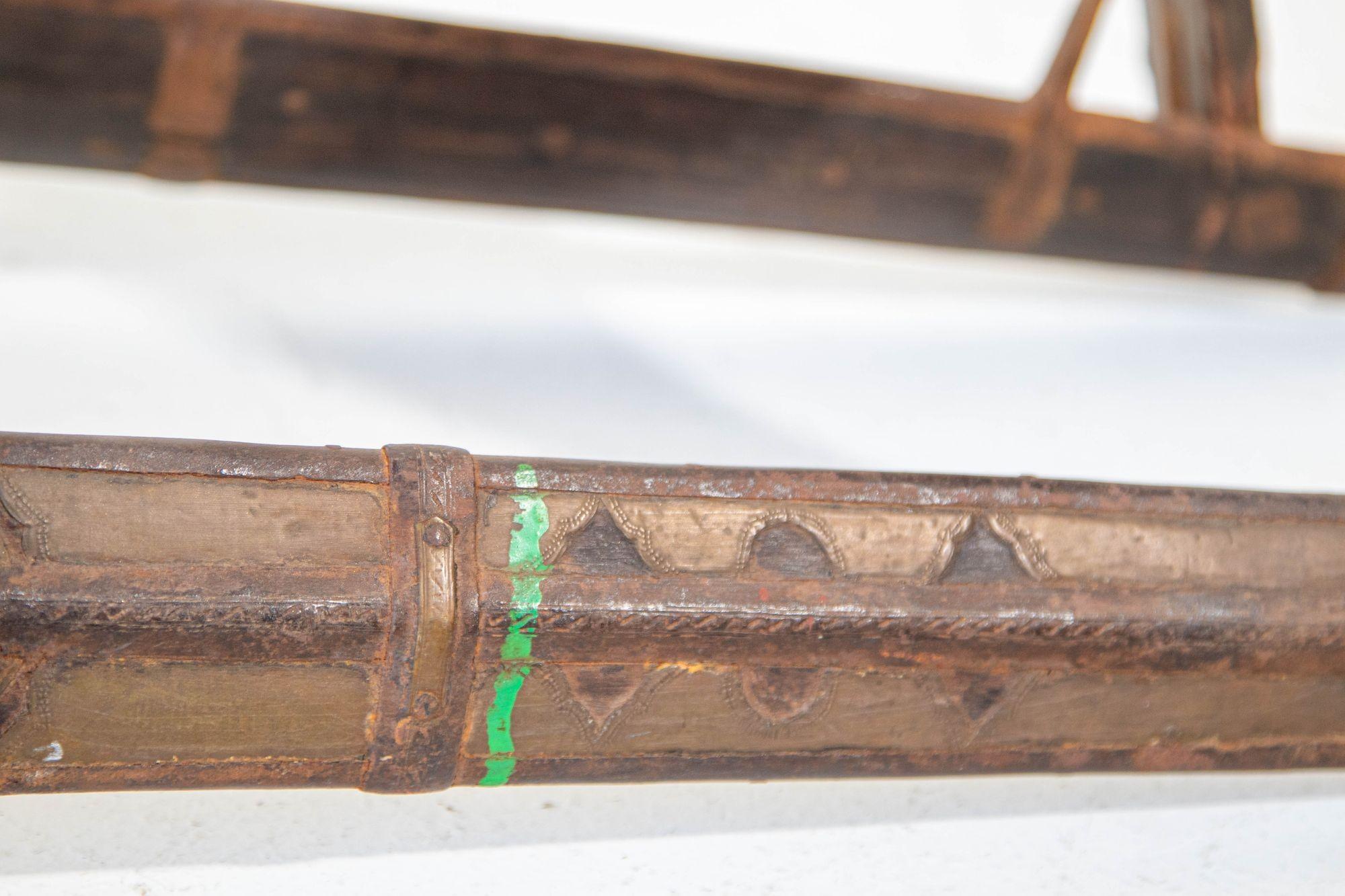 Holz und Messing Antike 19. Jahrhundert Nahost Kamelsitz Sattel im Angebot 9