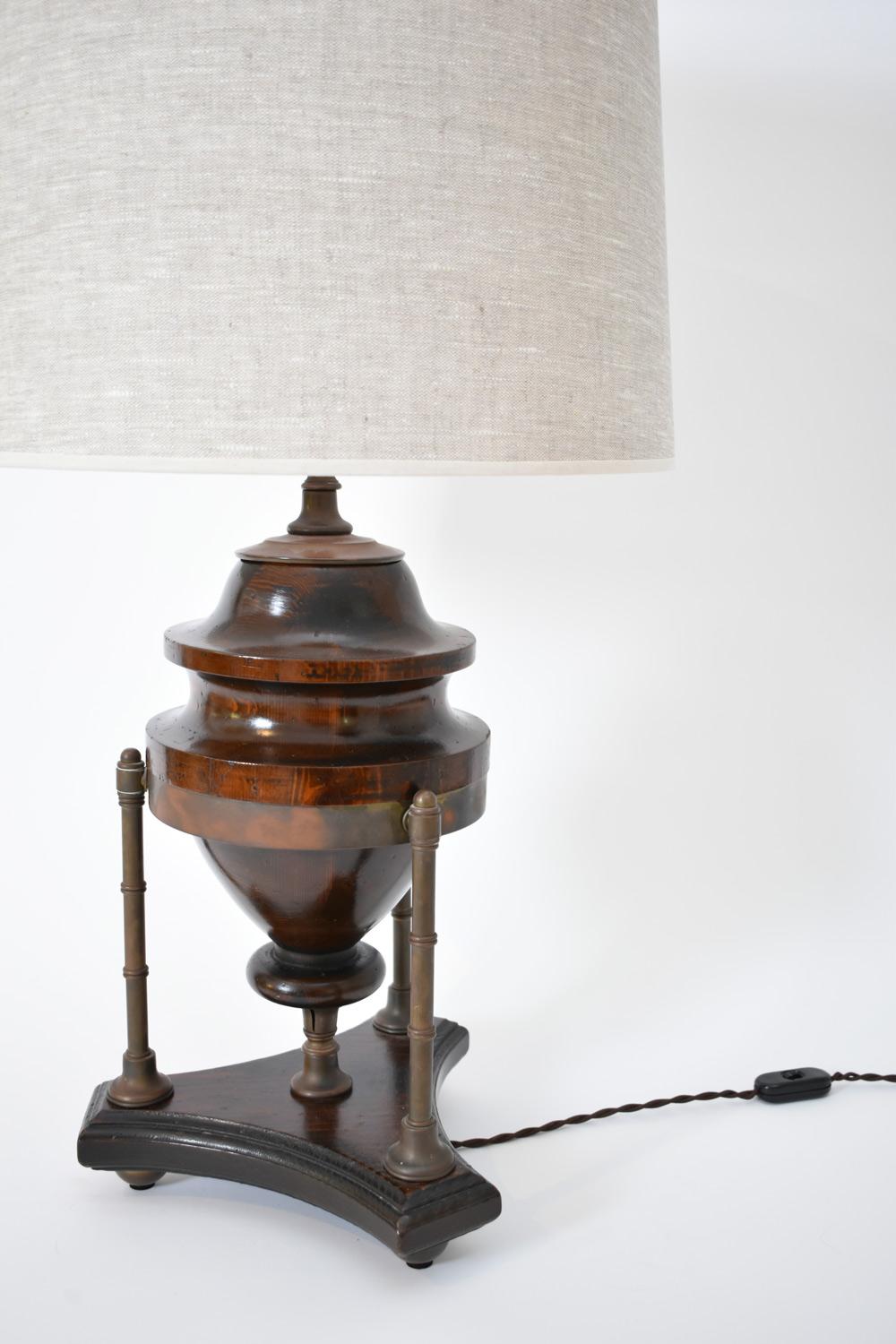 Americano Lampada a balaustro in Wood e ottone, anni '10 del XIX secolo. in vendita