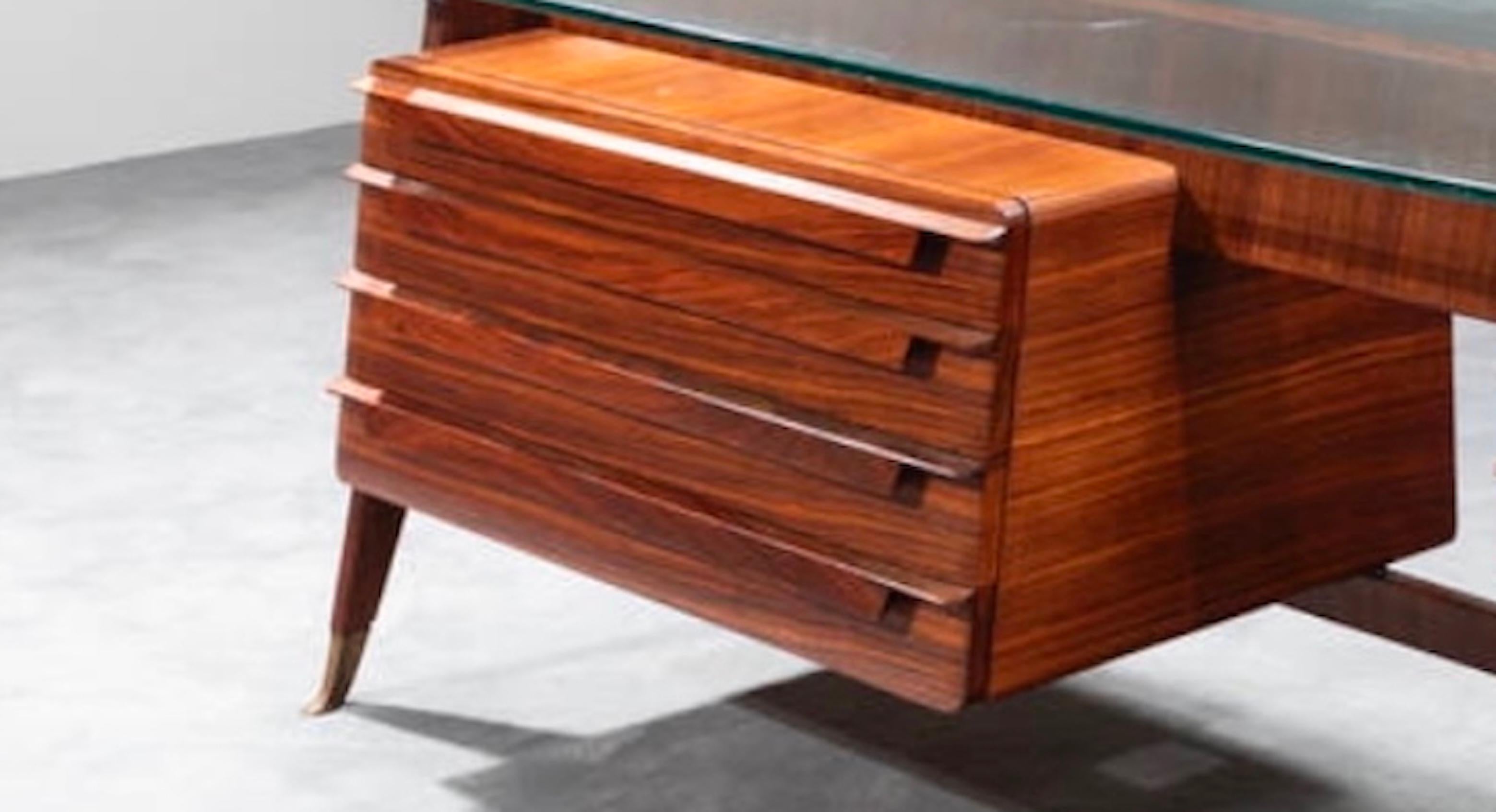 Schreibtisch aus Holz und Messing von Vittorio Dassi, Italien, 1950er Jahre (Moderne der Mitte des Jahrhunderts) im Angebot