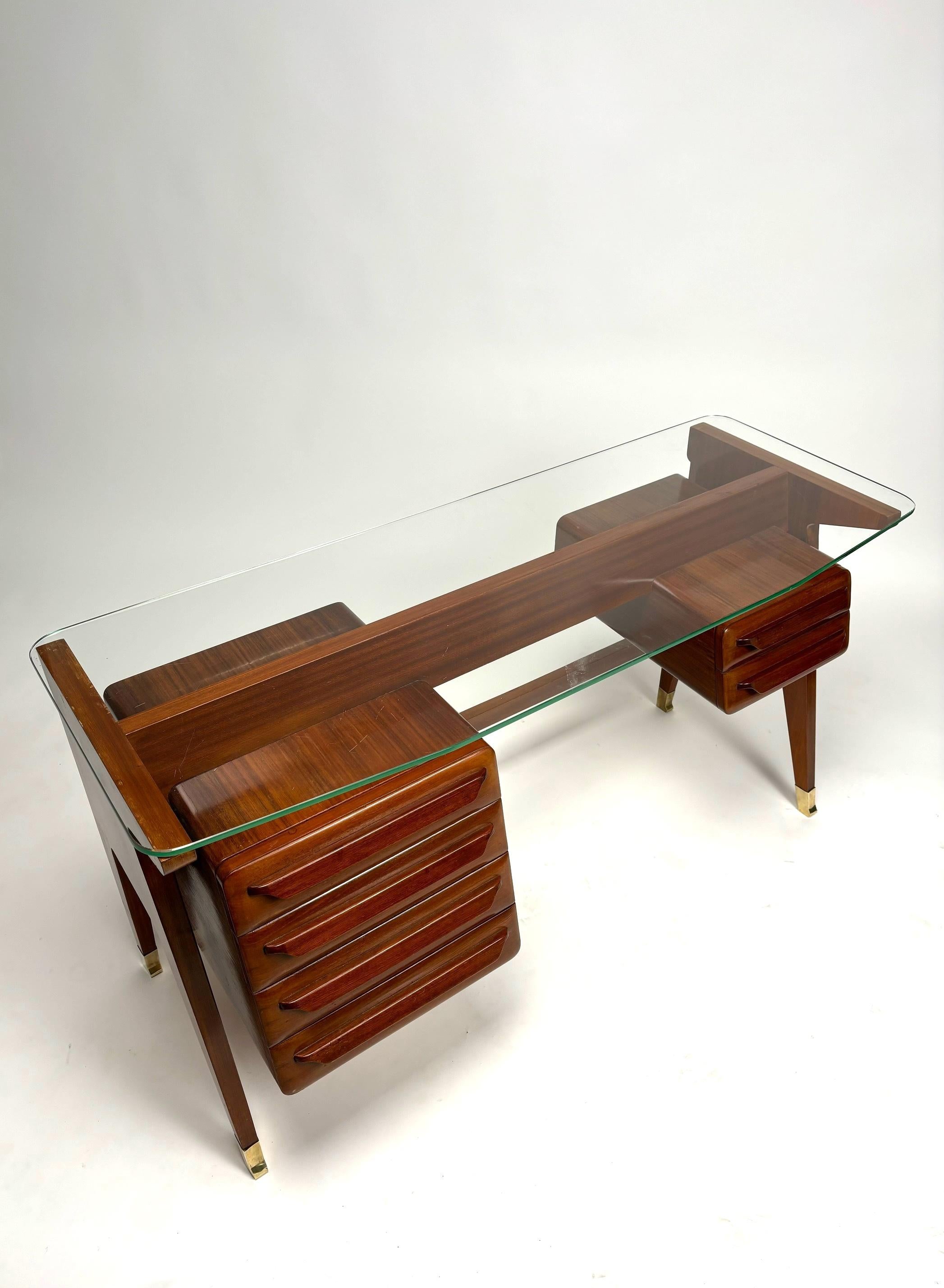 Large wood and brass desk by Vittorio Dassi, Italy, 1950s

Large Mid-Century Wood and Brass desk by Vittorio Dassi, Italy, 1950s

The rare desk is characterized by its extremely elegant design and the double glass shelf, one transparent in color and
