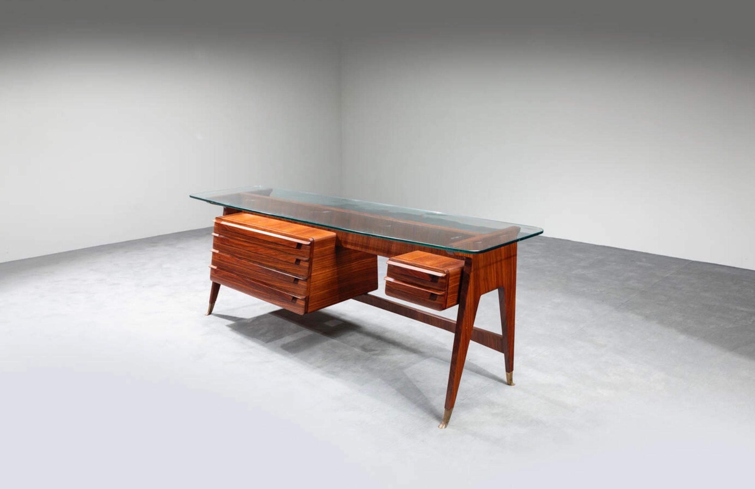 Schreibtisch aus Holz und Messing von Vittorio Dassi, Italien, 1950er Jahre im Zustand „Gut“ im Angebot in Argelato, BO