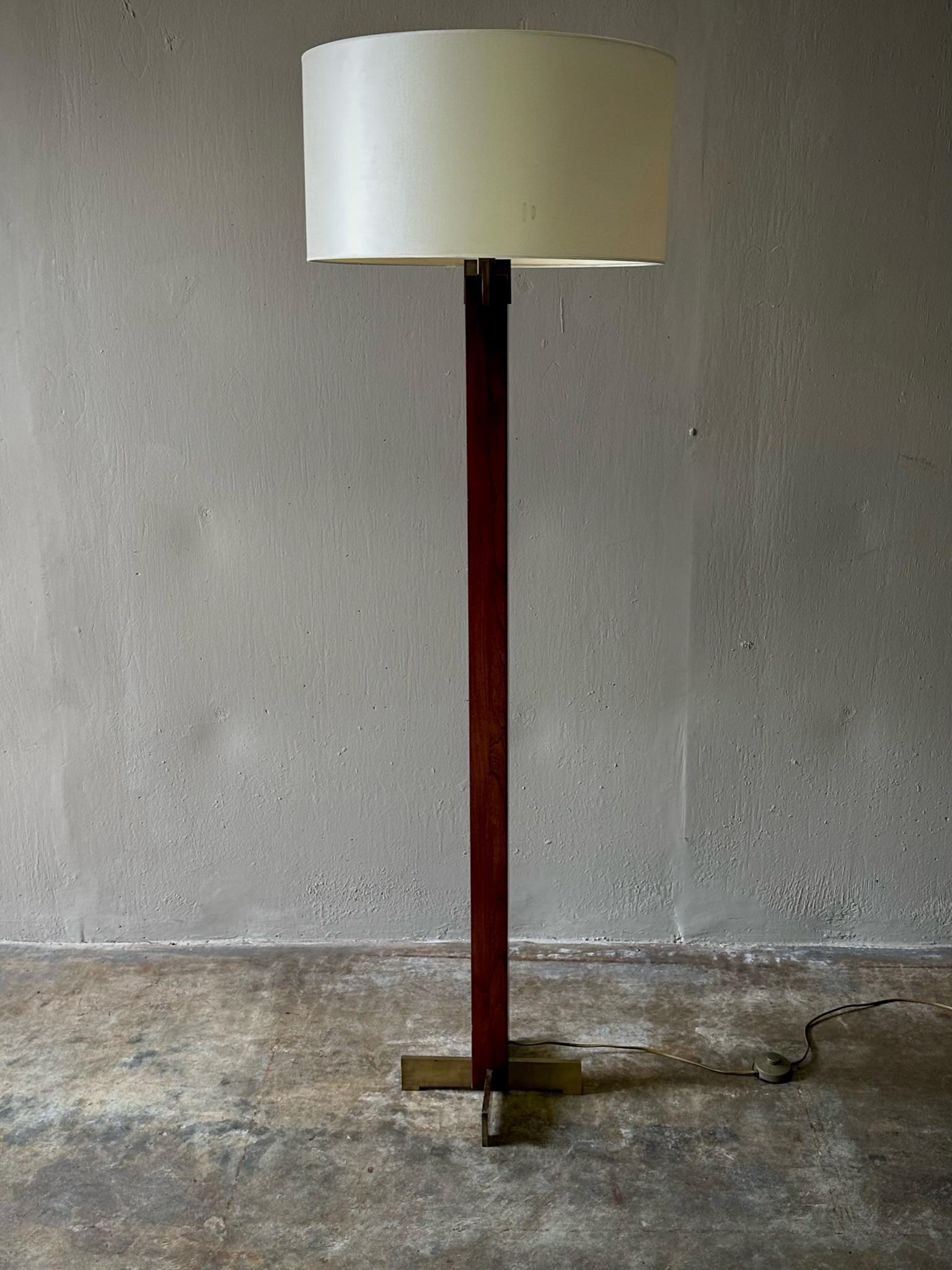 Wood and Brass Floor Lamp In Good Condition For Sale In Los Angeles, CA