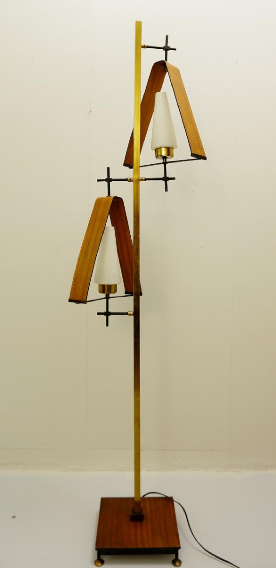 Wood and Brass Floor Lamp In Good Condition In Brussels, BE