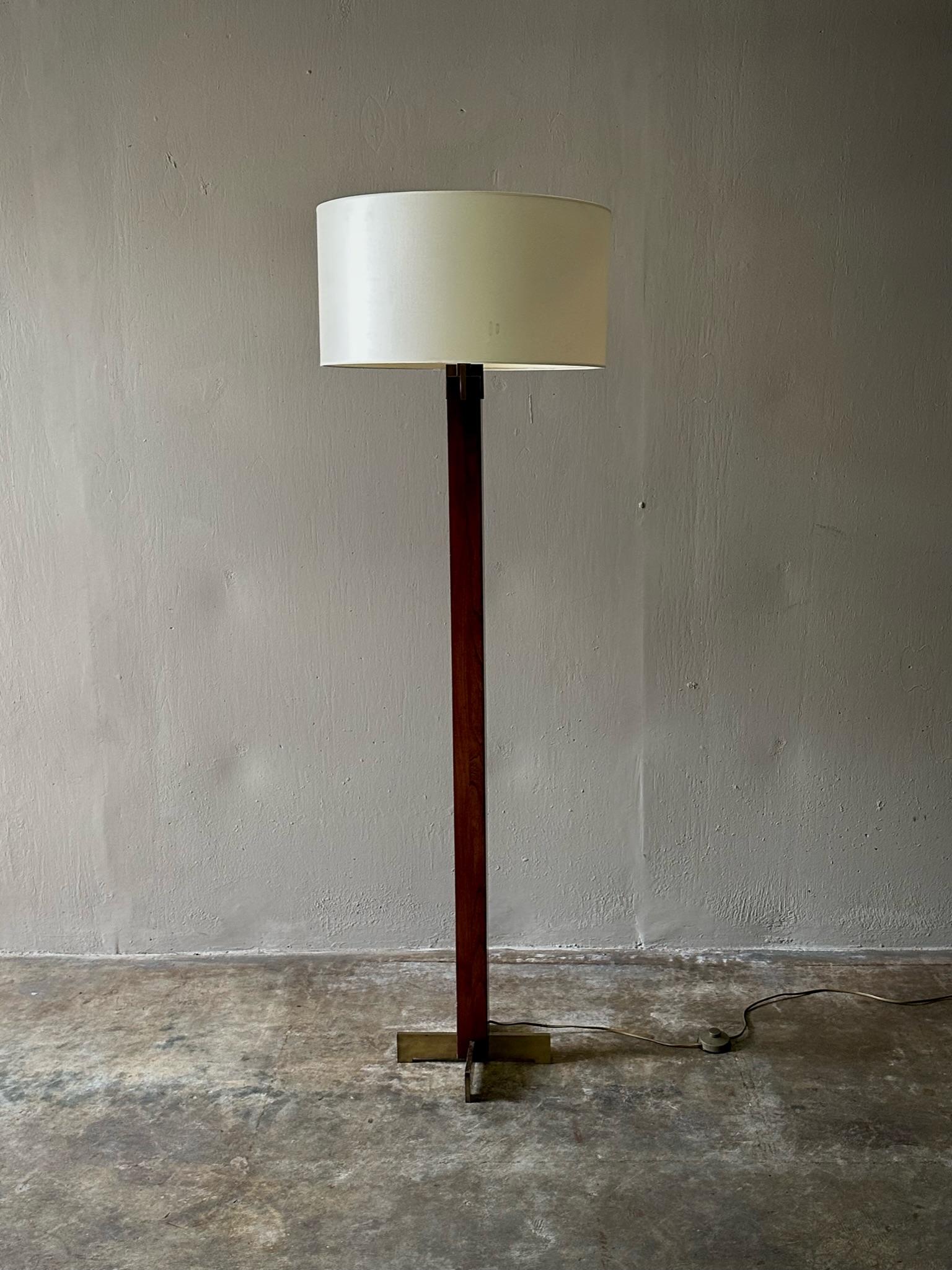 Early 20th Century Wood and Brass Floor Lamp For Sale