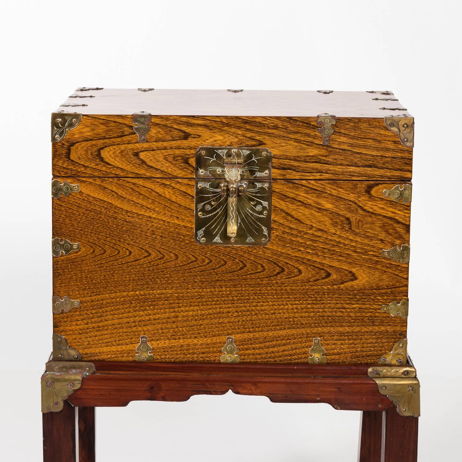 Baule giapponese su un supporto personalizzato con ferramenta in ottone, circa all'inizio del XX secolo.
 