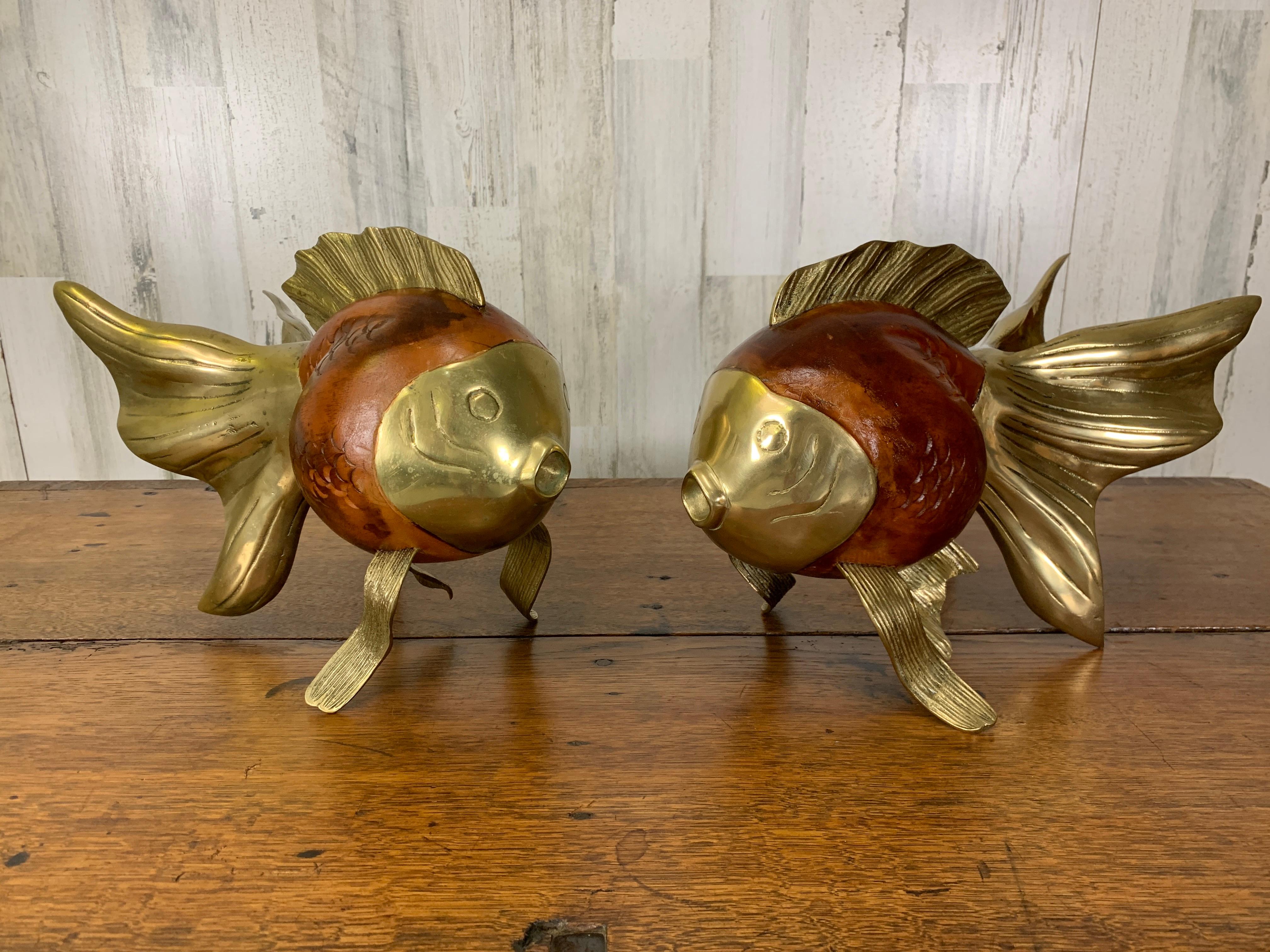 Sculptures de poissons KOI en bois et laiton en vente 4